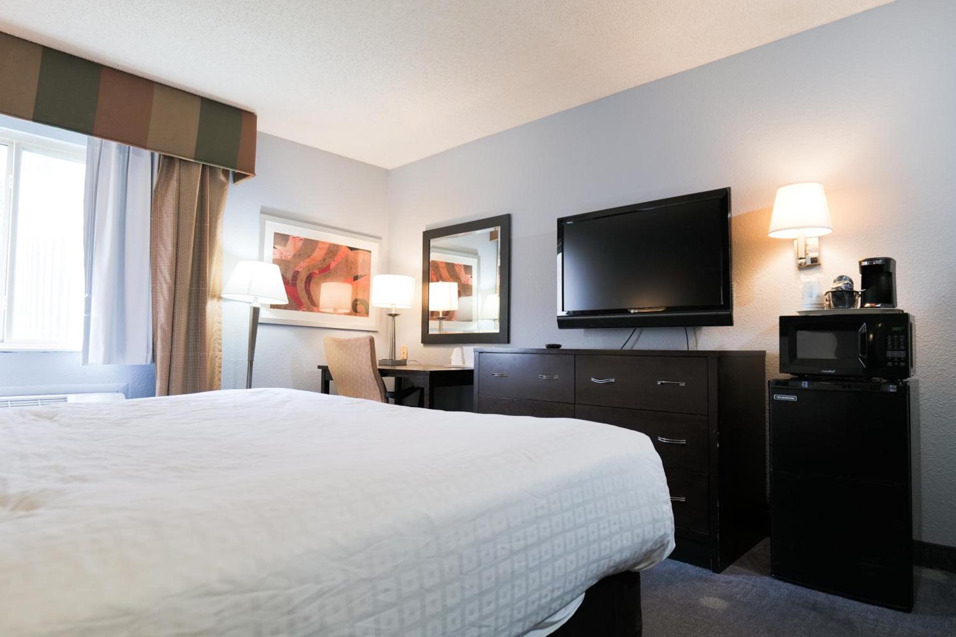 Baymont by Wyndham Flint Airport North photo 42