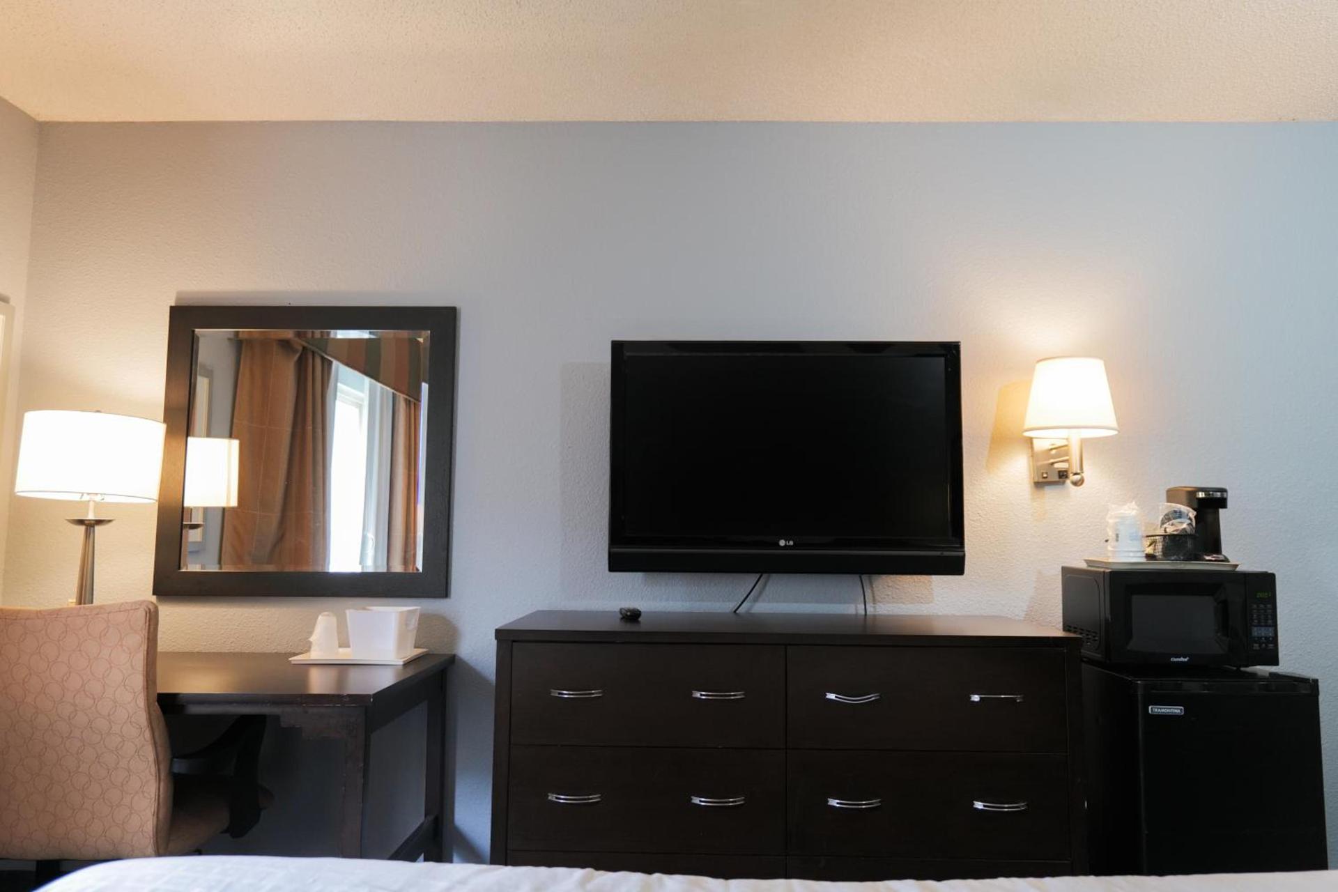 Baymont by Wyndham Flint Airport North photo 44