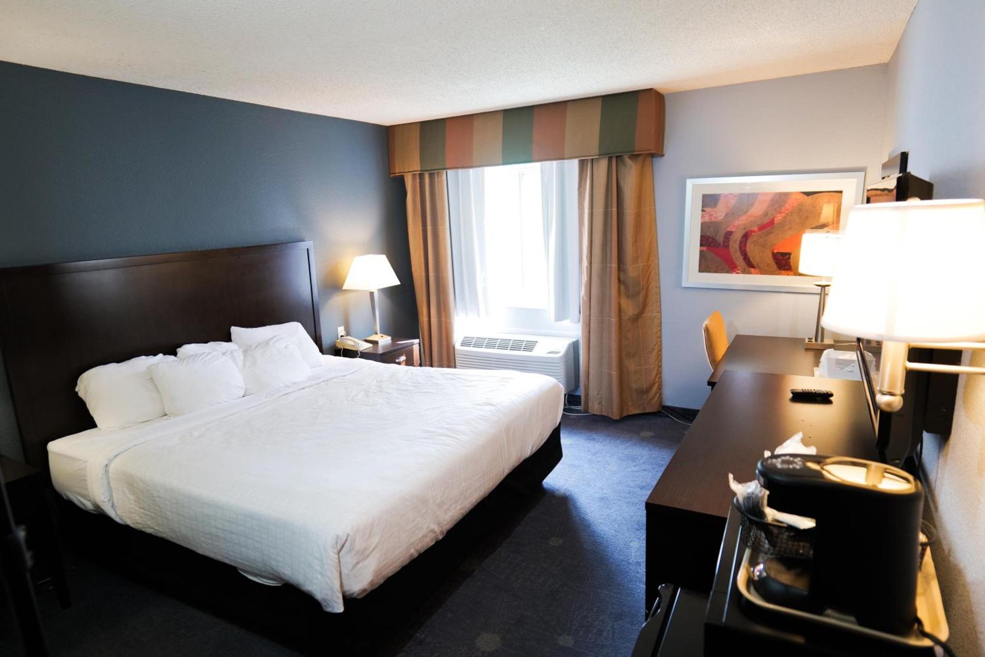 Baymont by Wyndham Flint Airport North photo 41