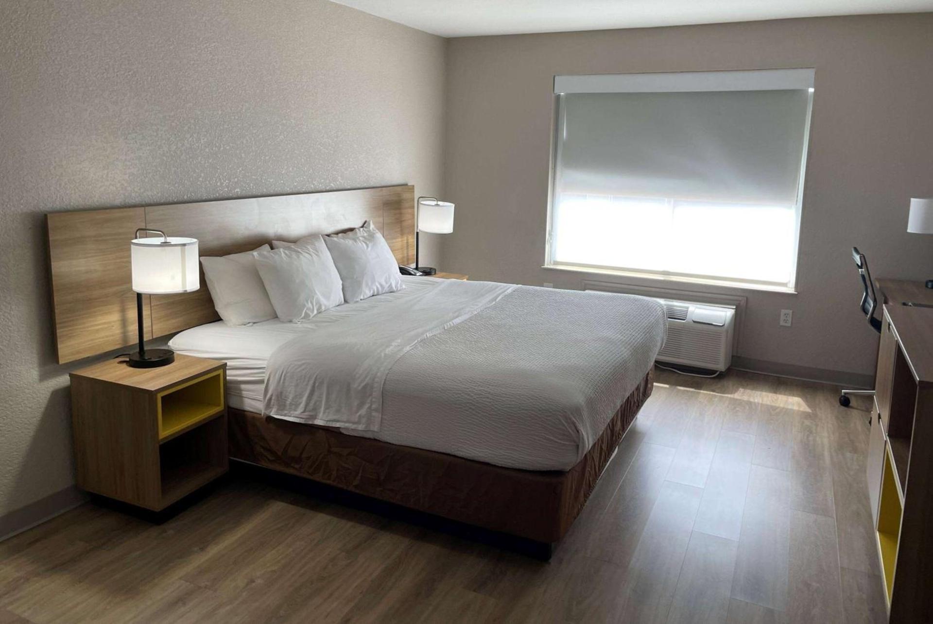 Days Inn by Wyndham Dallas Garland West photo 11