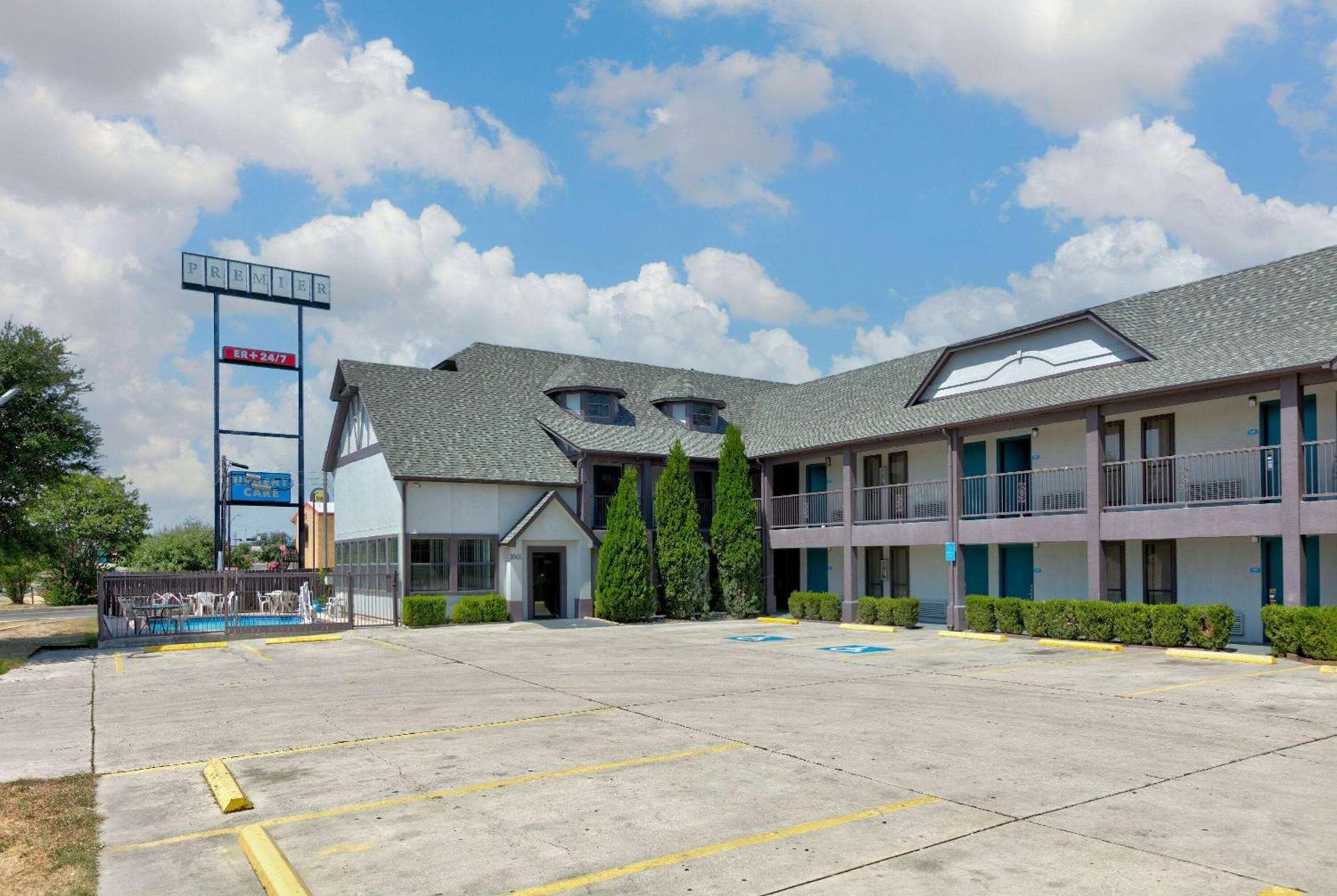 Howard Johnson by Wyndham San Marcos photo 2