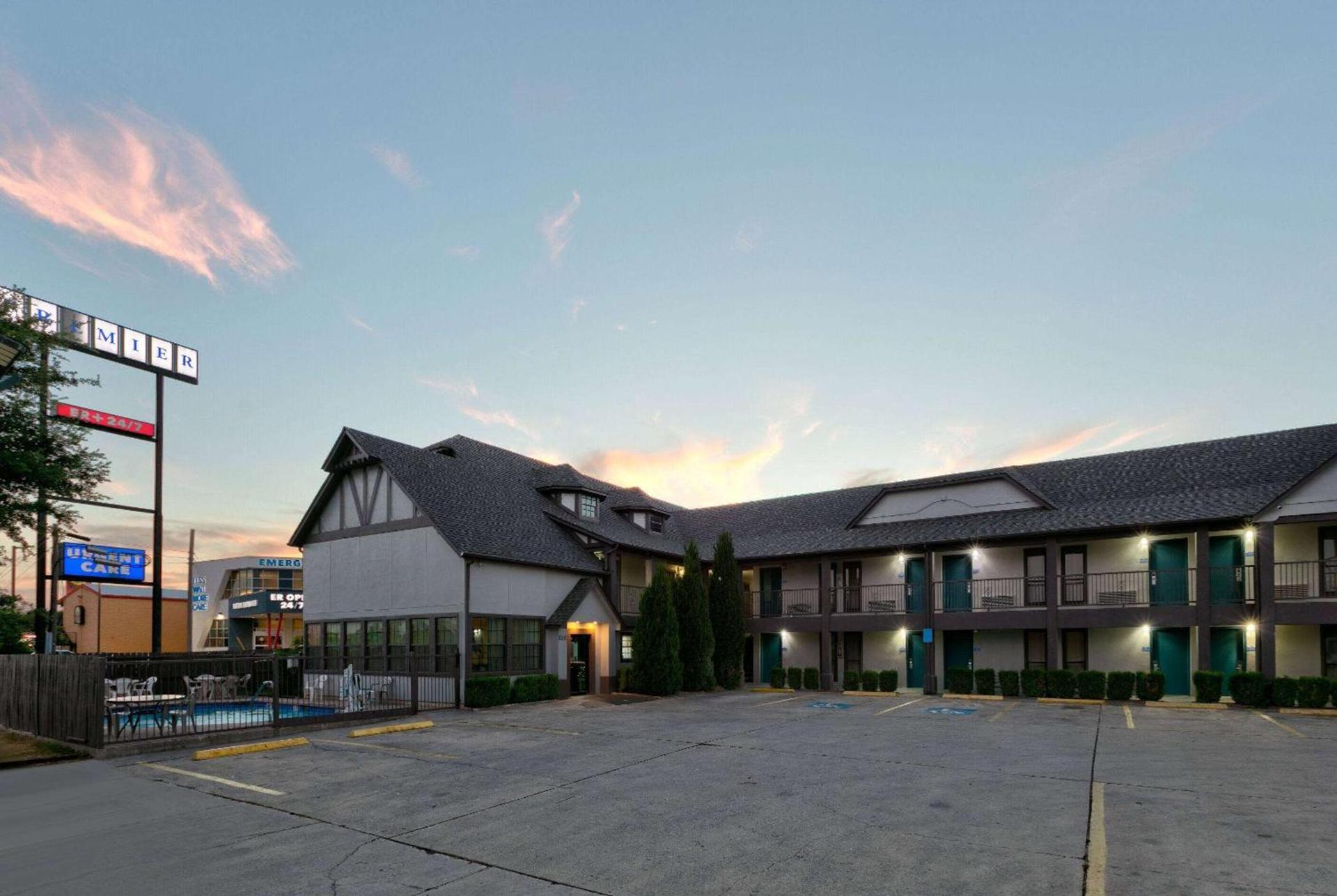 Howard Johnson by Wyndham San Marcos photo 3