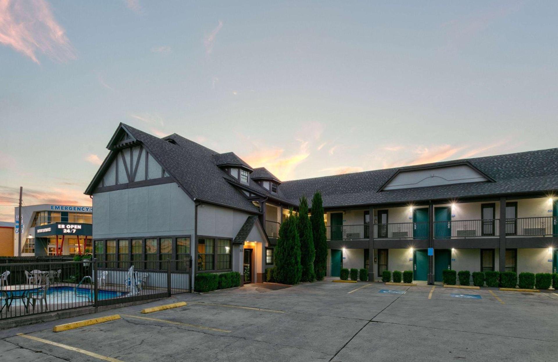 Howard Johnson by Wyndham San Marcos photo 5