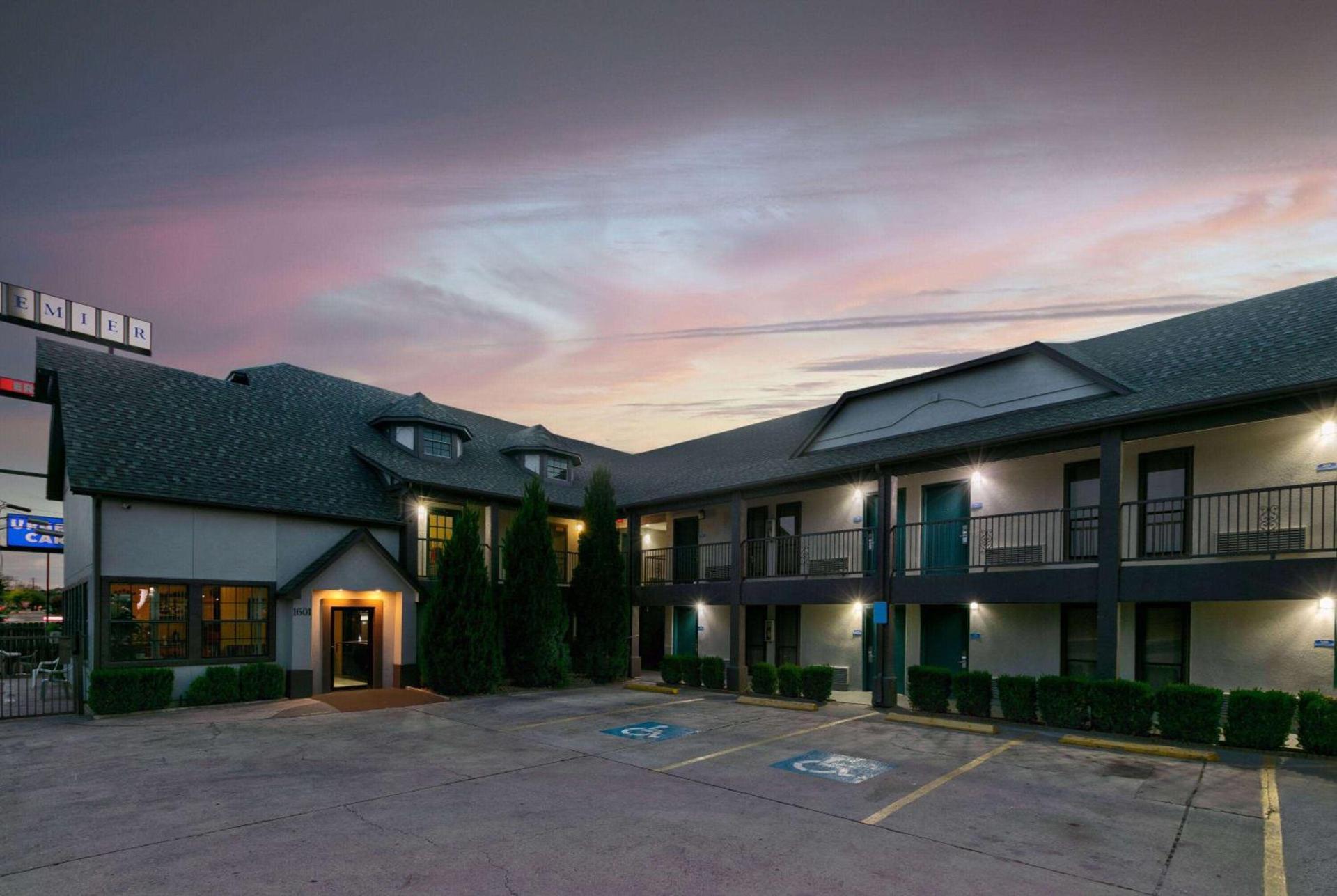 Howard Johnson by Wyndham San Marcos photo 6