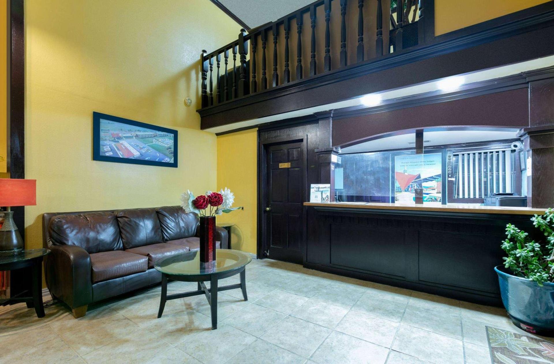 Howard Johnson by Wyndham San Marcos photo 8