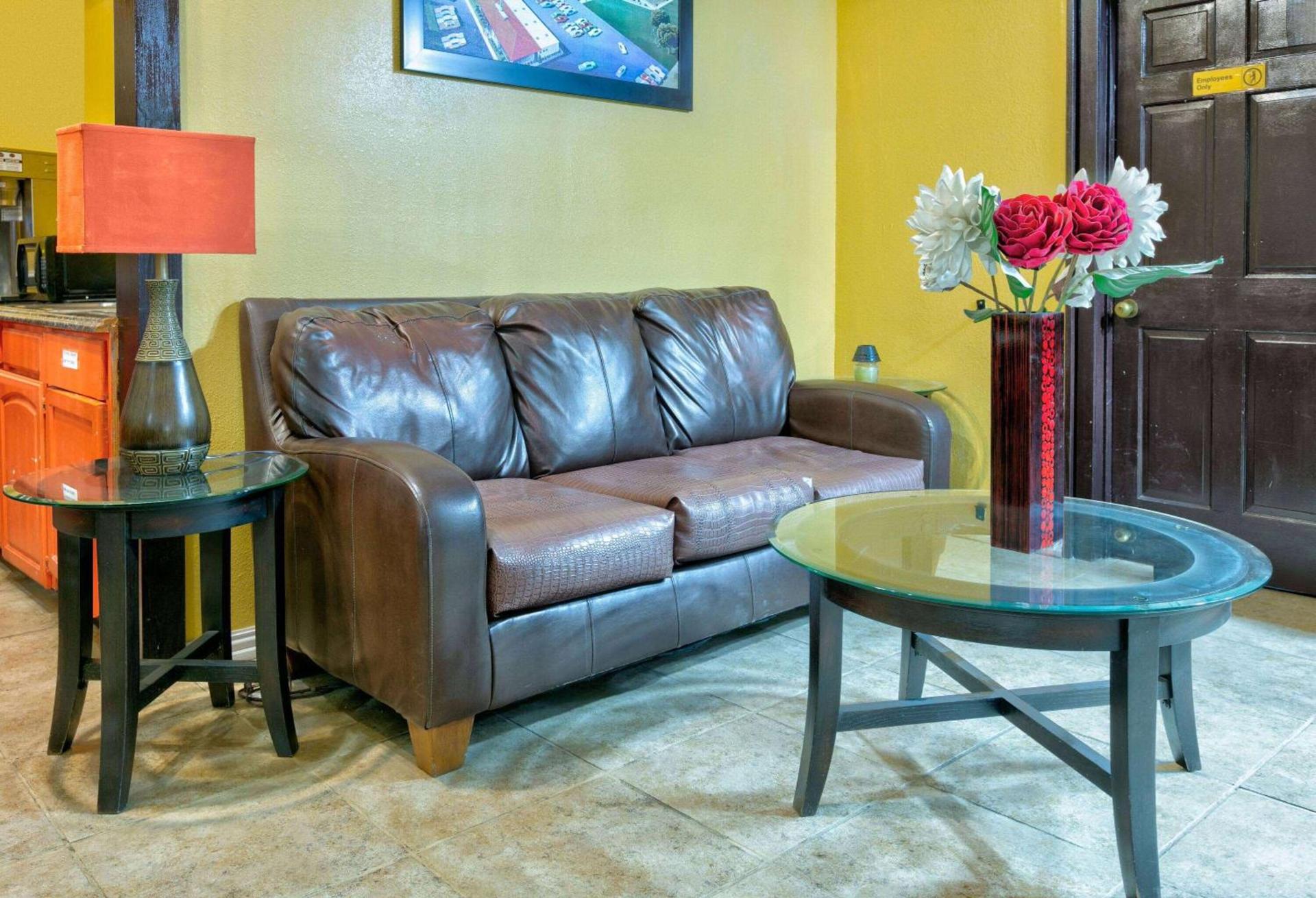 Howard Johnson by Wyndham San Marcos photo 10
