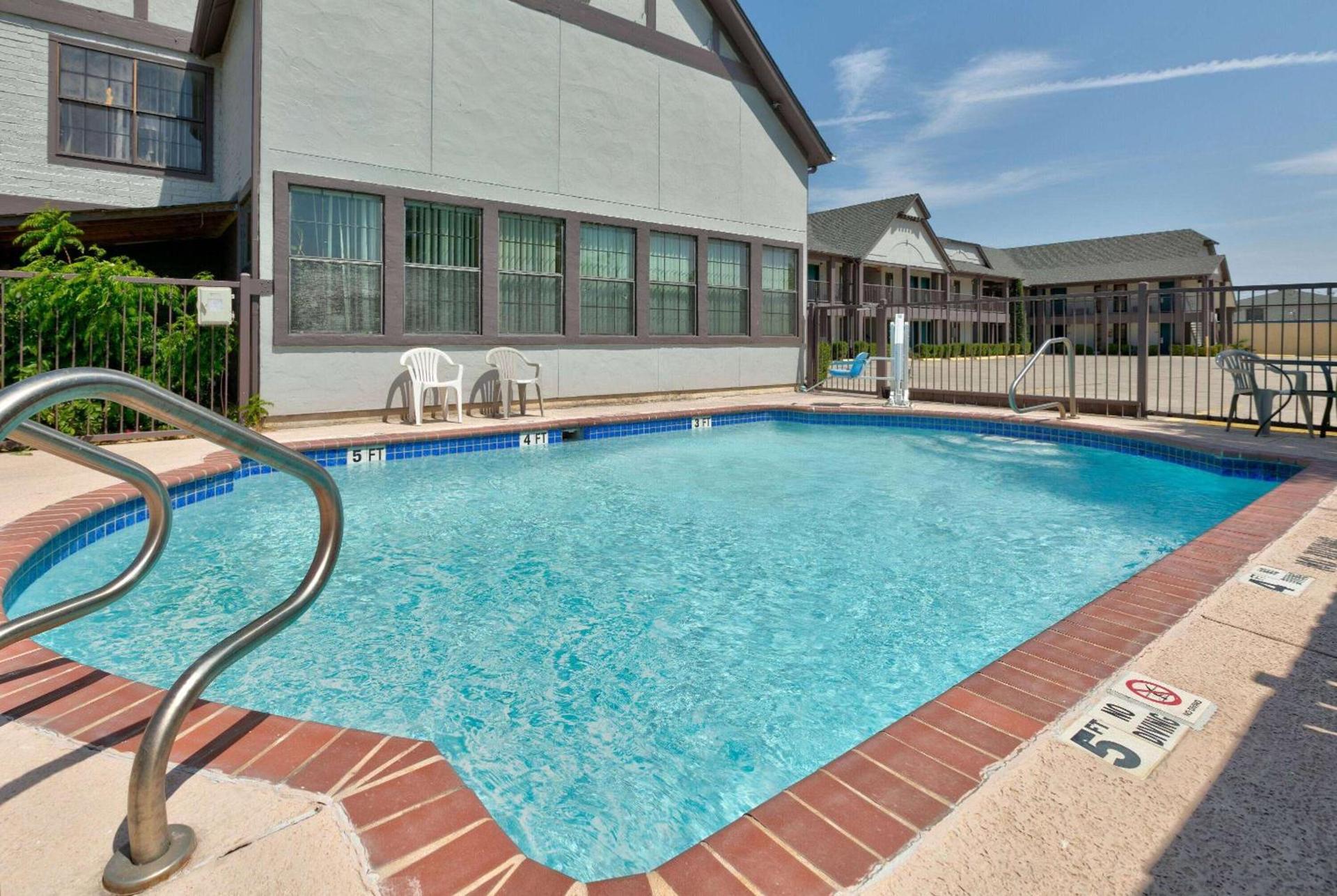 Howard Johnson by Wyndham San Marcos photo 13