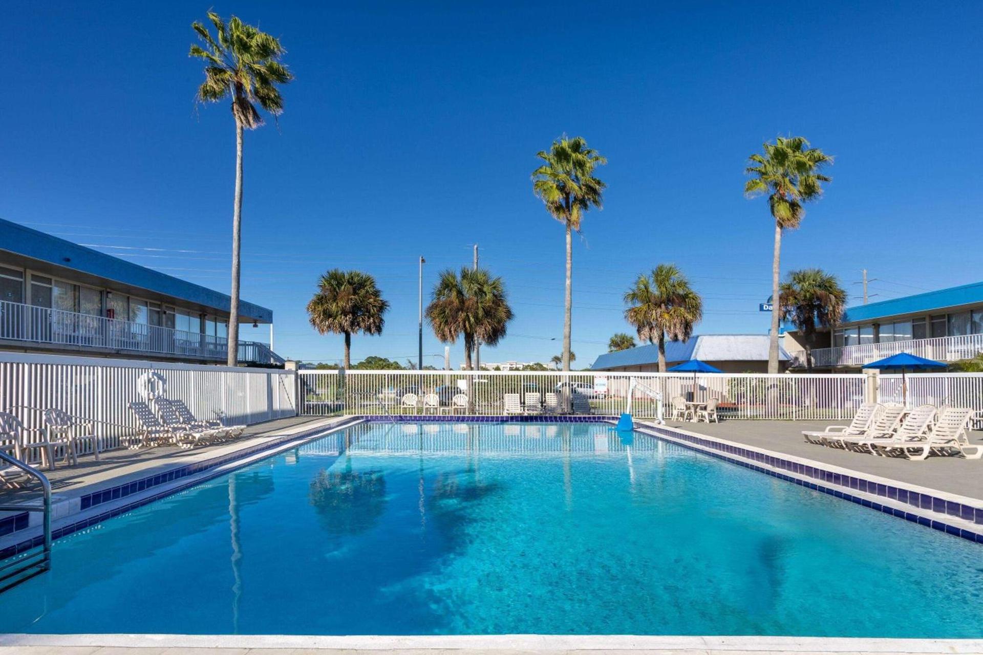 Days Inn by Wyndham Titusville Kennedy Space Center photo 6