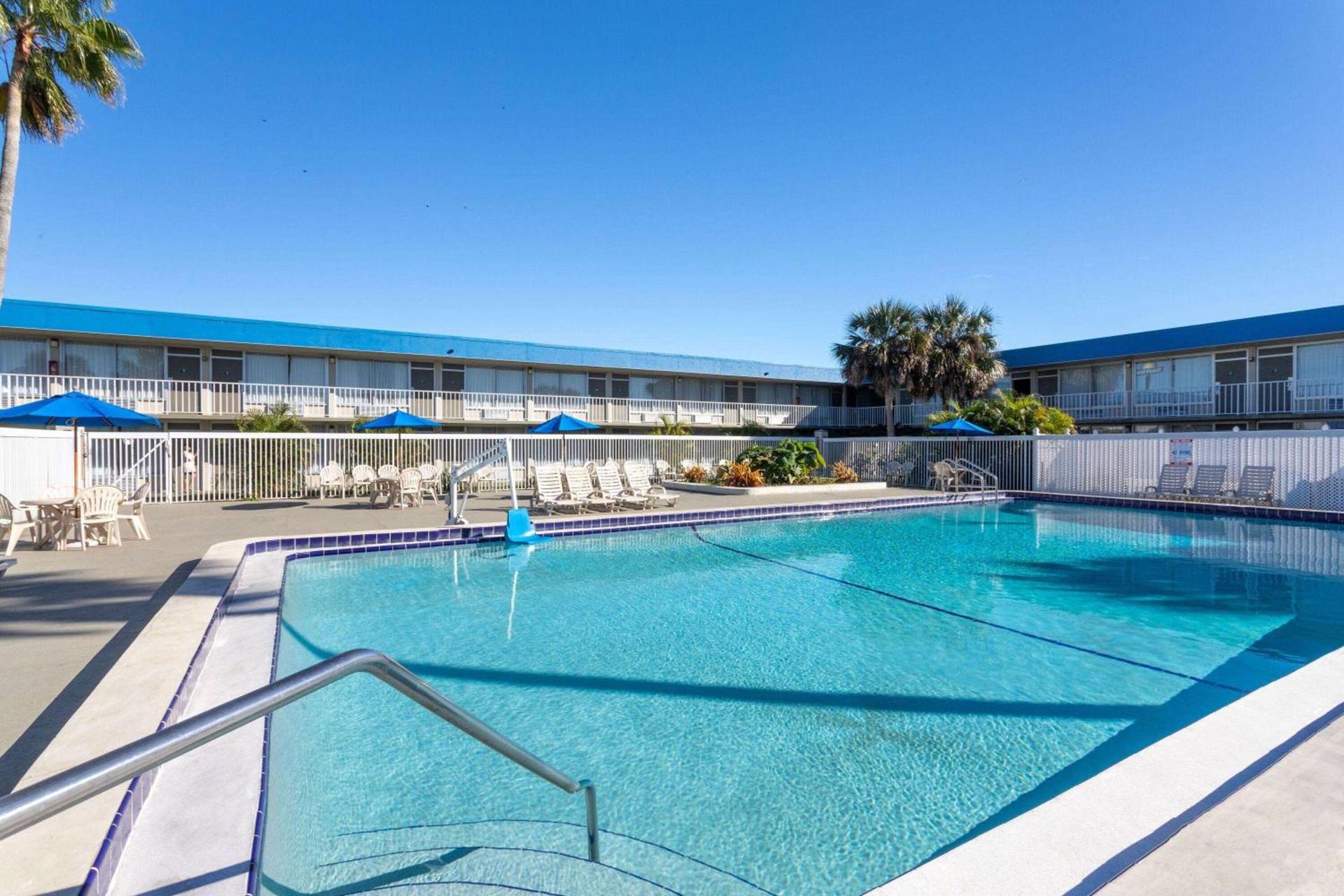 Days Inn by Wyndham Titusville Kennedy Space Center photo 7