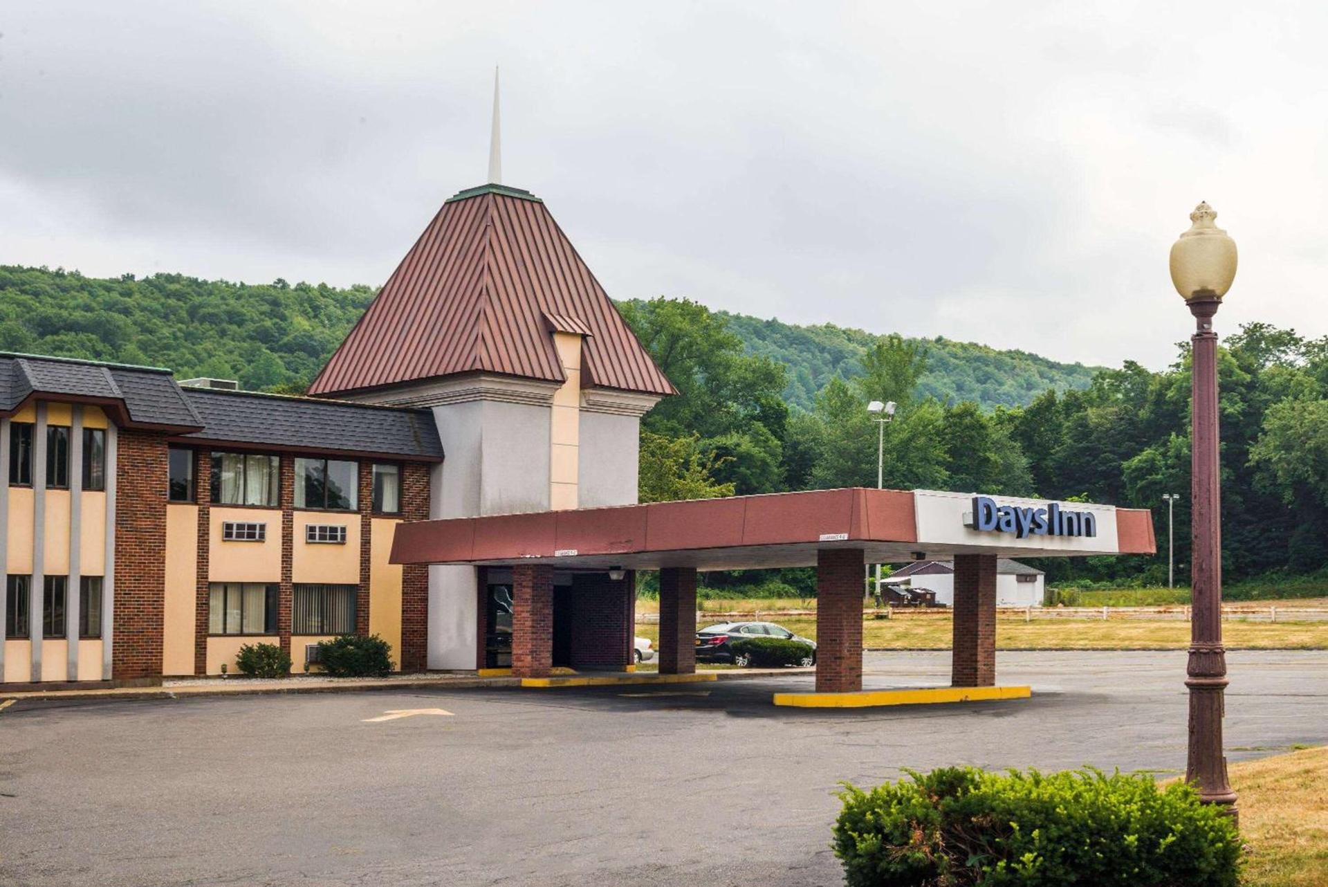 Days Inn by Wyndham Berlin Meriden photo 2