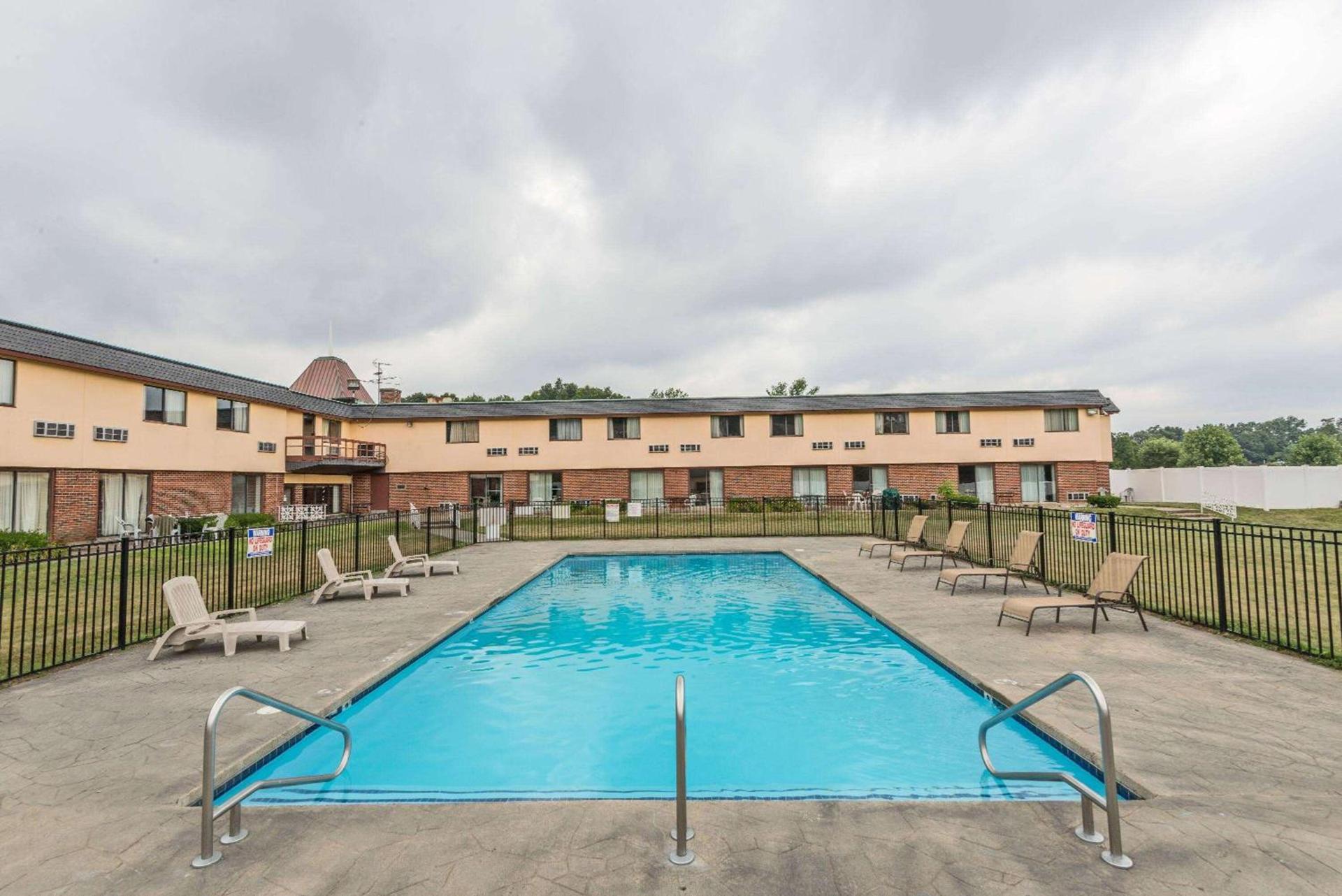 Days Inn by Wyndham Berlin Meriden photo 4