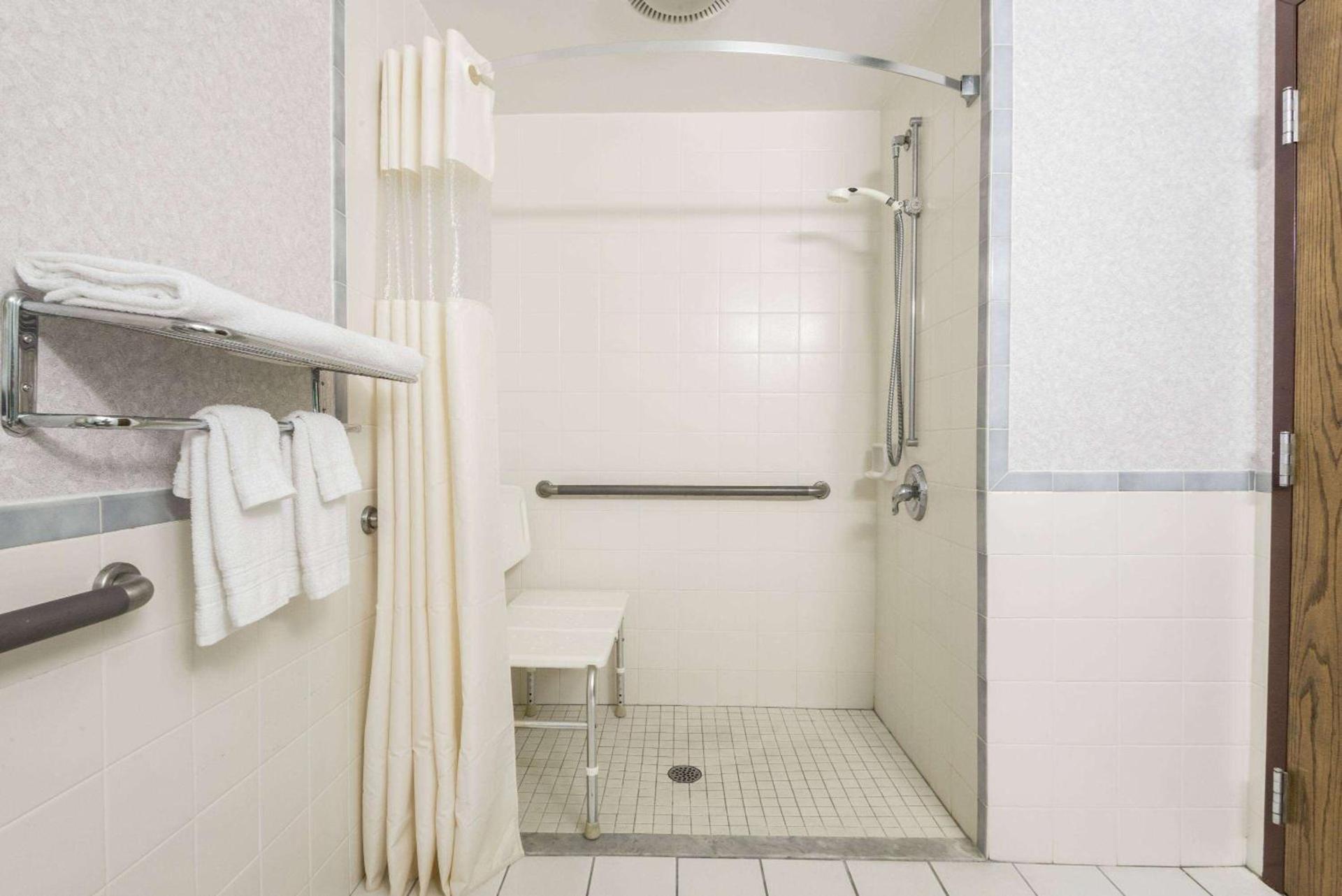 Days Inn by Wyndham Berlin Meriden photo 5