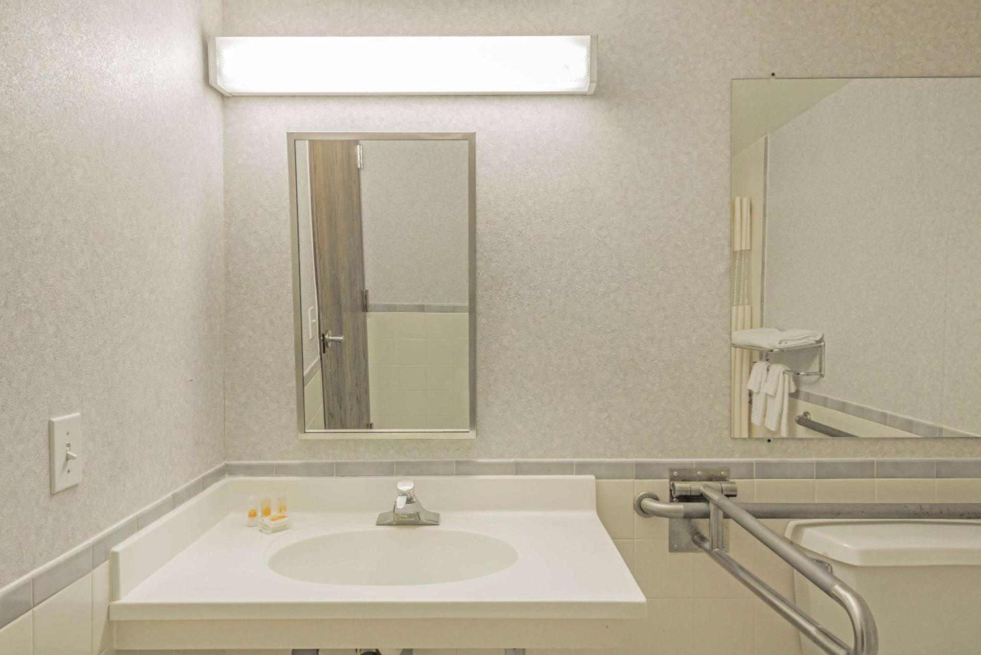 Days Inn by Wyndham Berlin Meriden photo 6