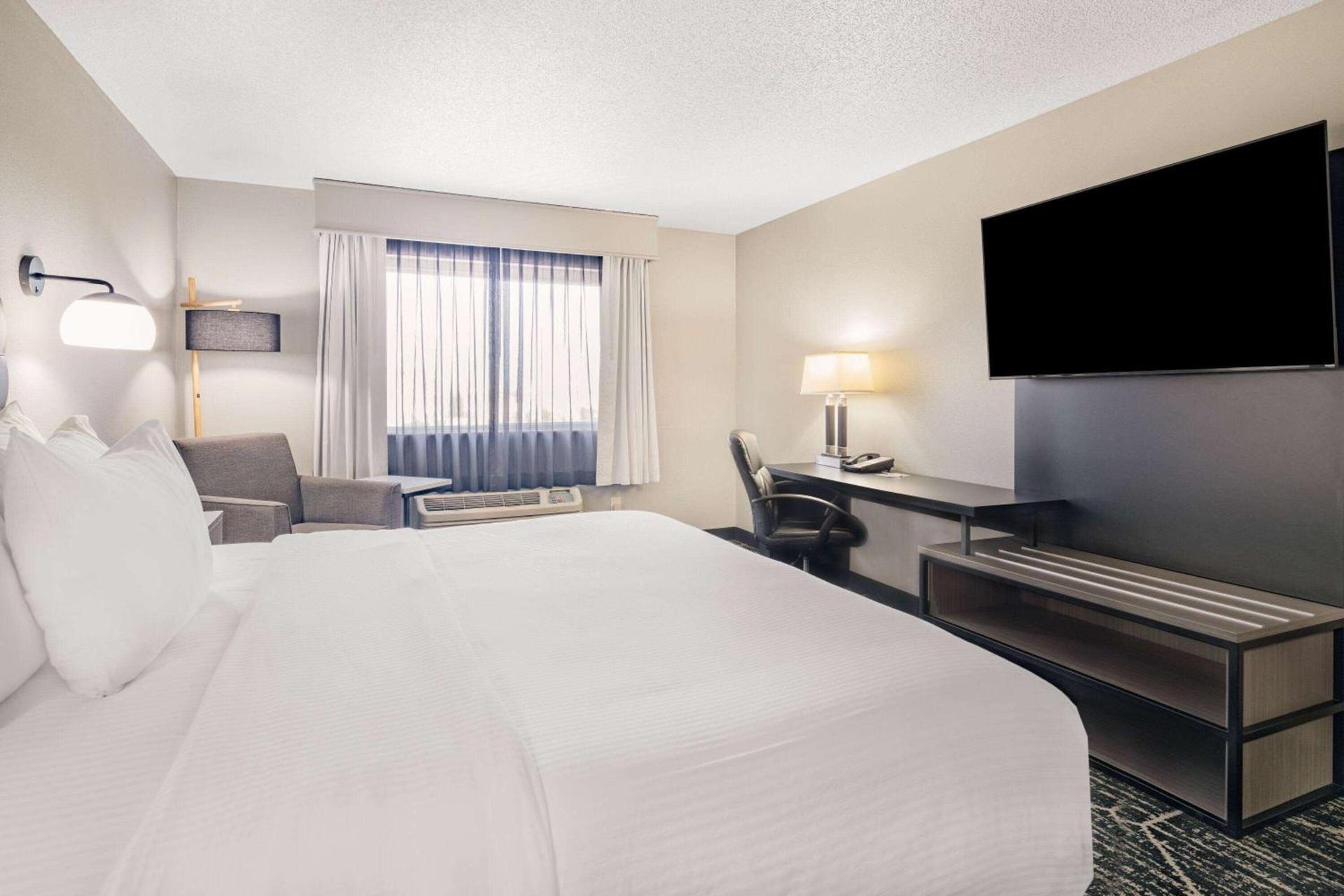 La Quinta by Wyndham Evansville photo 8