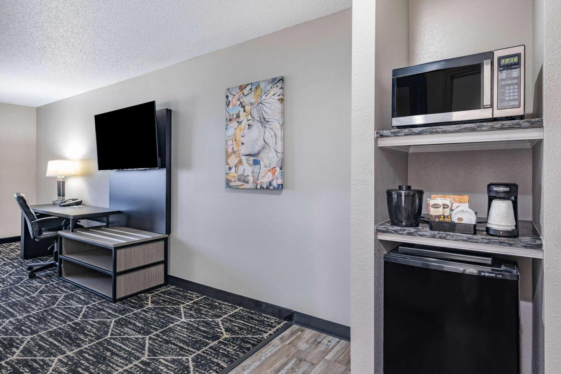 La Quinta by Wyndham Evansville photo 9