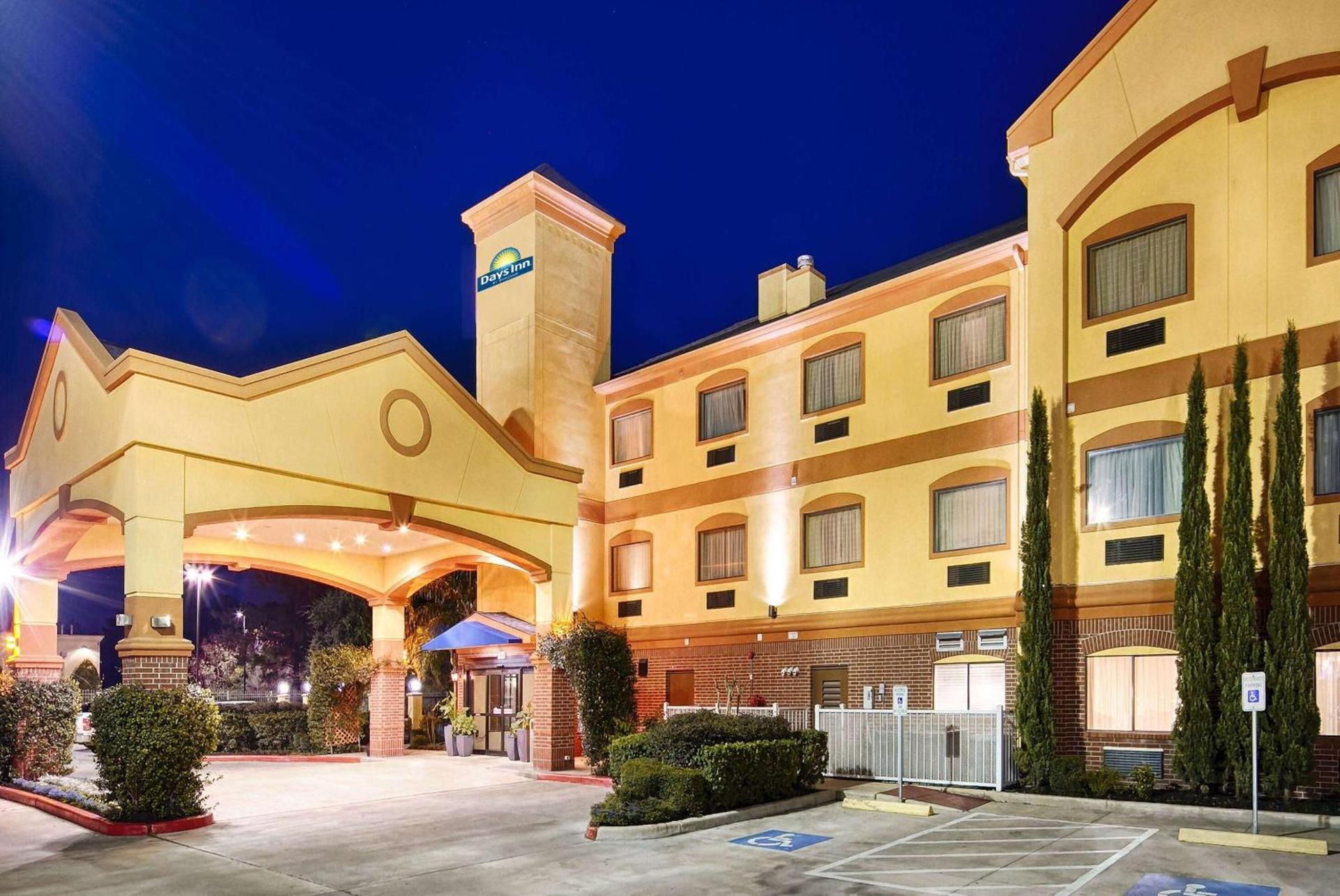 Days Inn & Suites by Wyndham Sam Houston Tollway photo 1