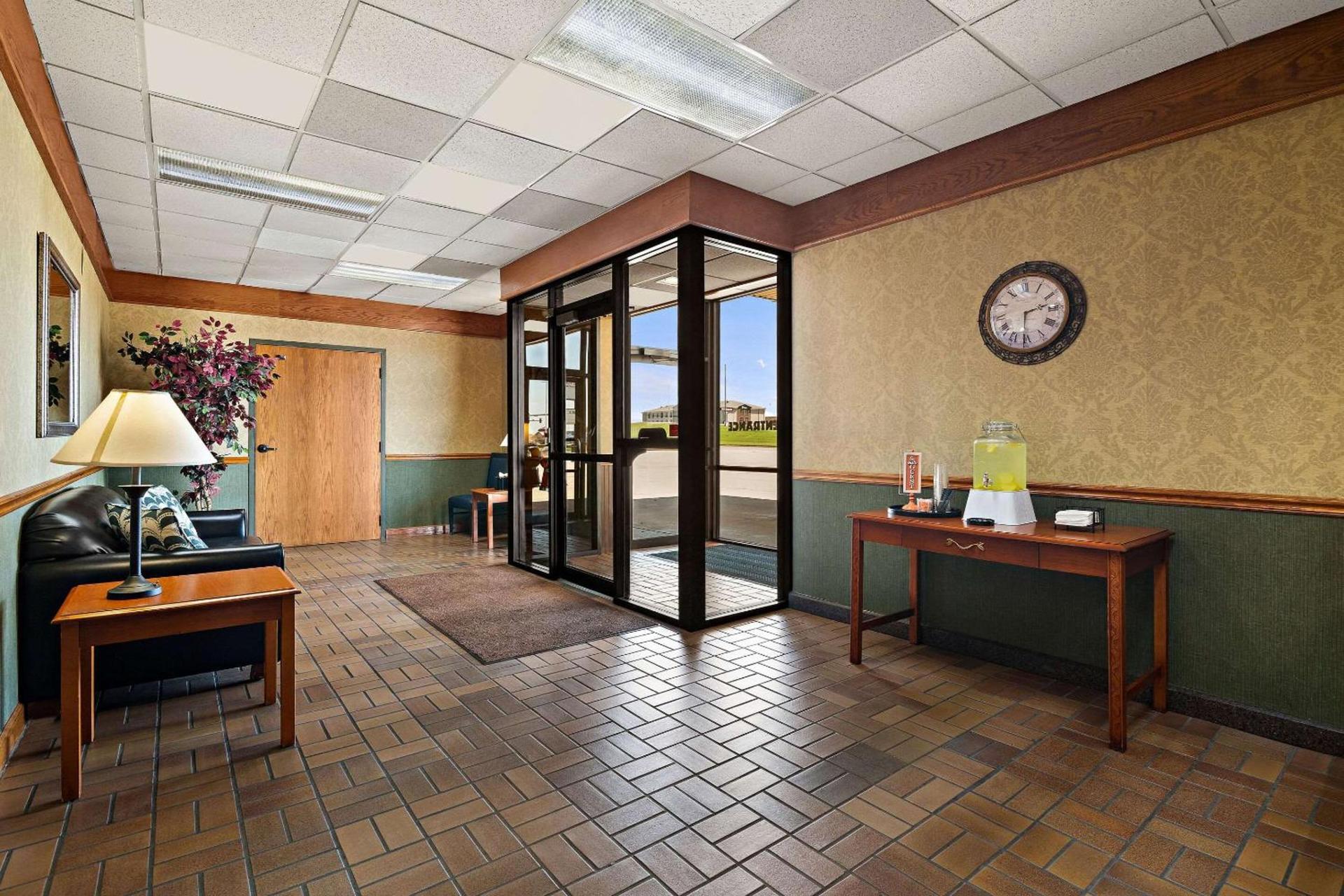 Rodeway Inn McPherson East photo 5