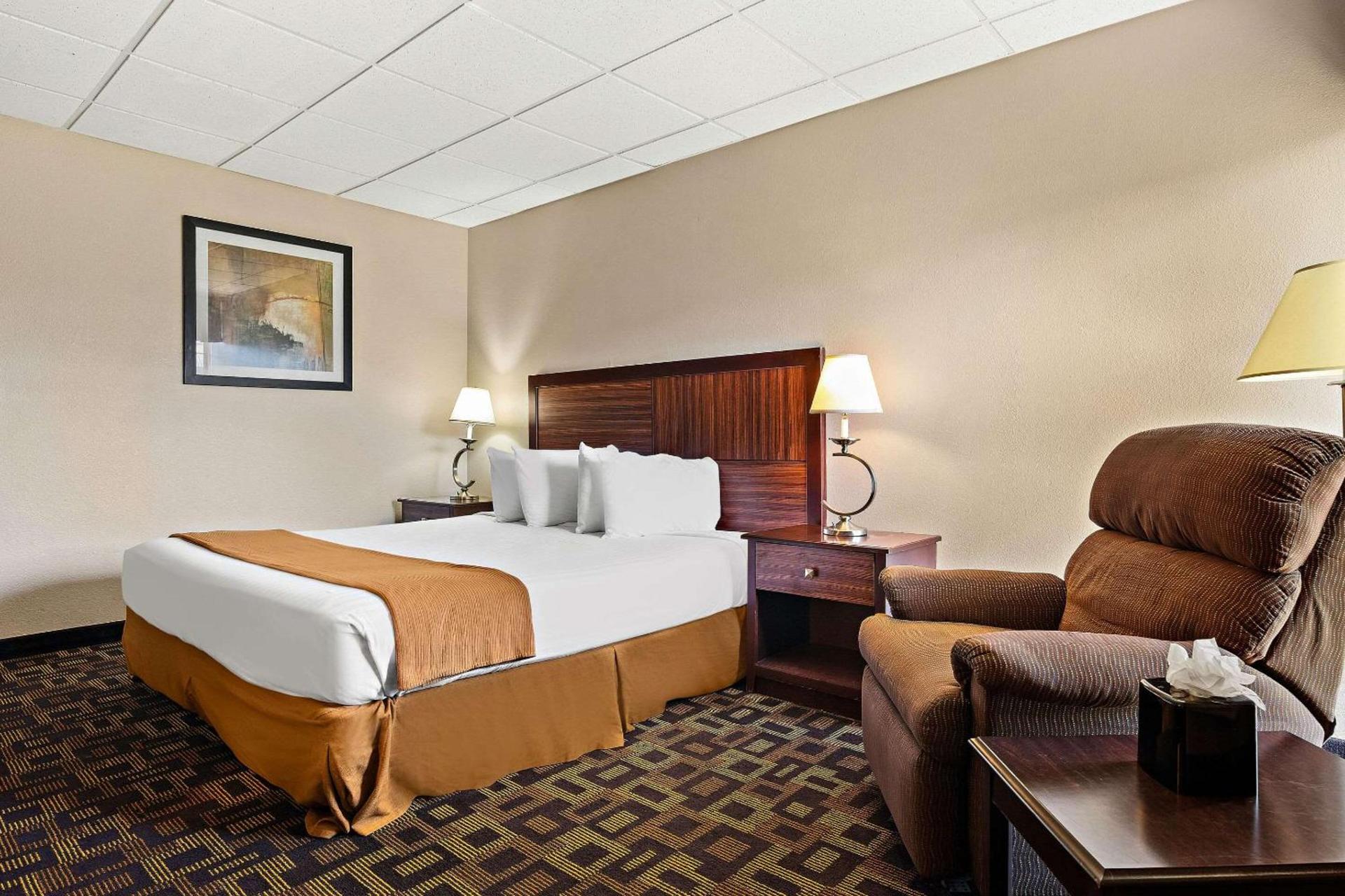 Rodeway Inn McPherson East photo 8