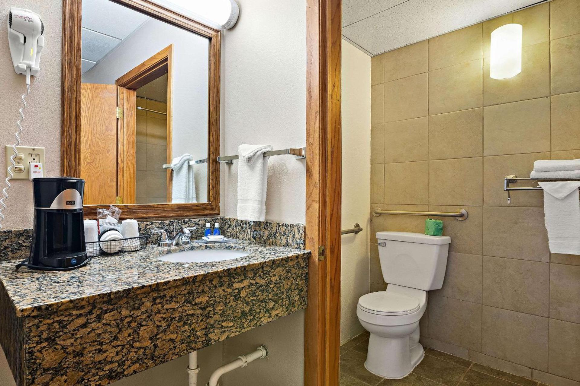 Rodeway Inn McPherson East photo 10
