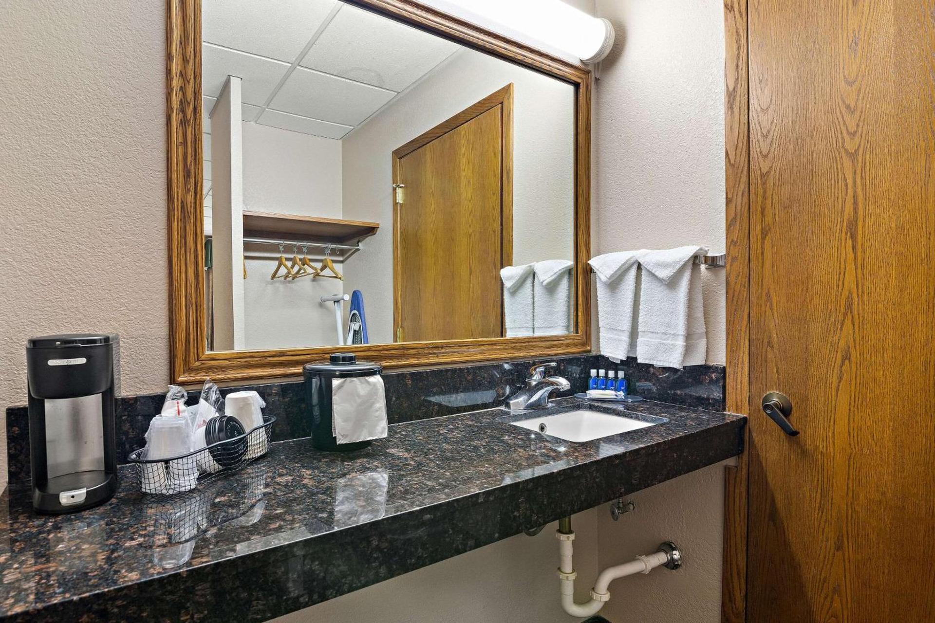 Rodeway Inn McPherson East photo 16