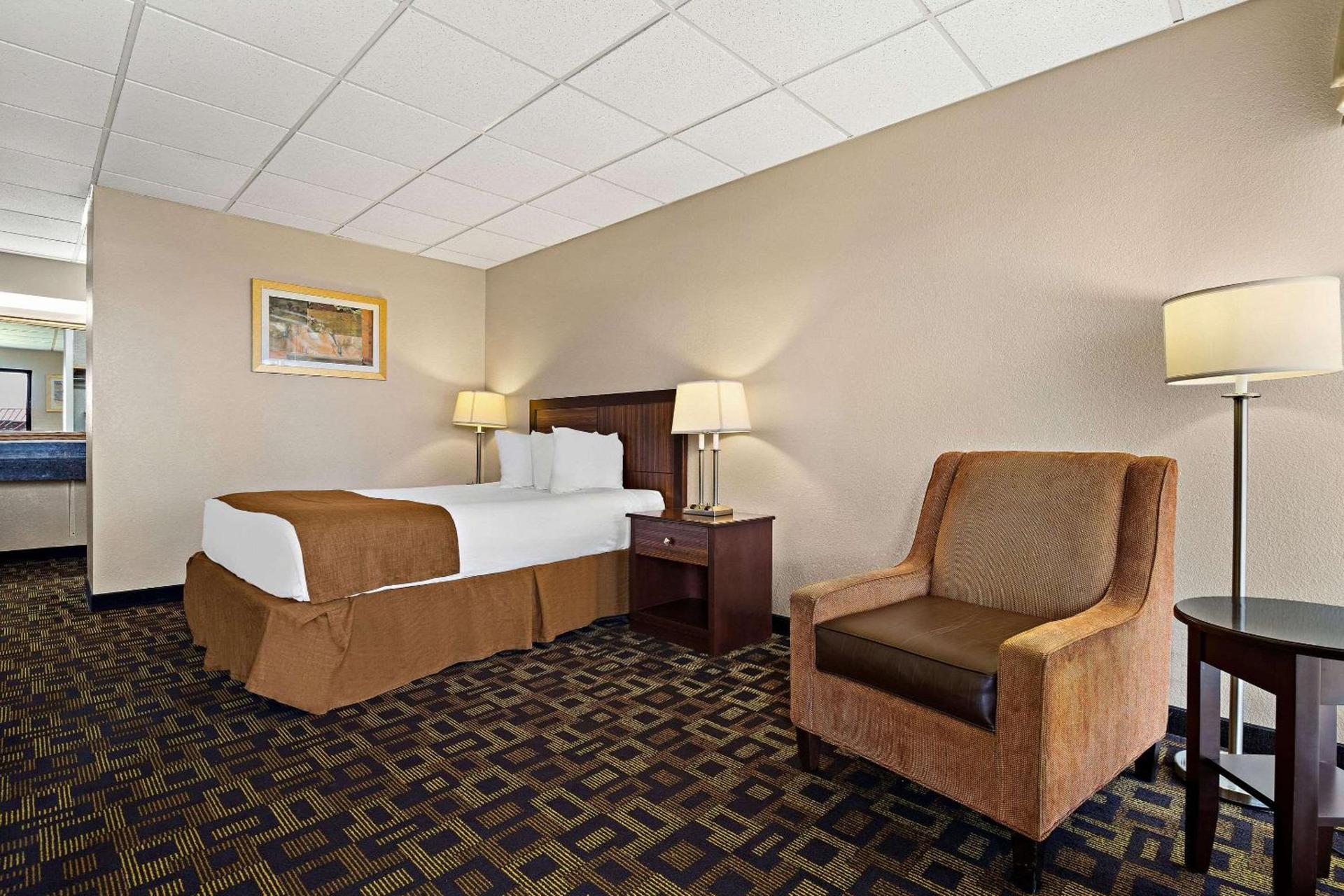 Rodeway Inn McPherson East photo 17