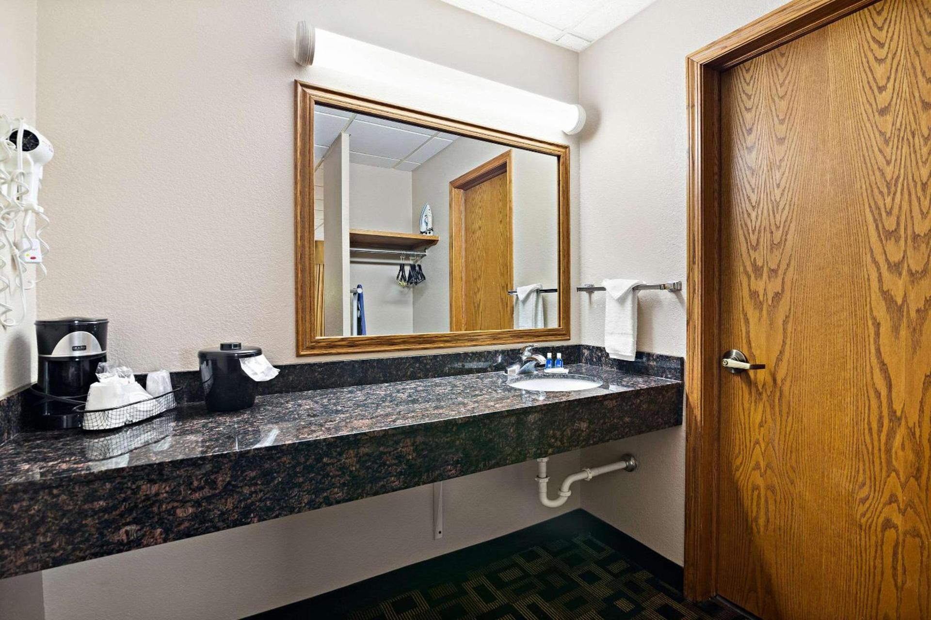 Rodeway Inn McPherson East photo 20