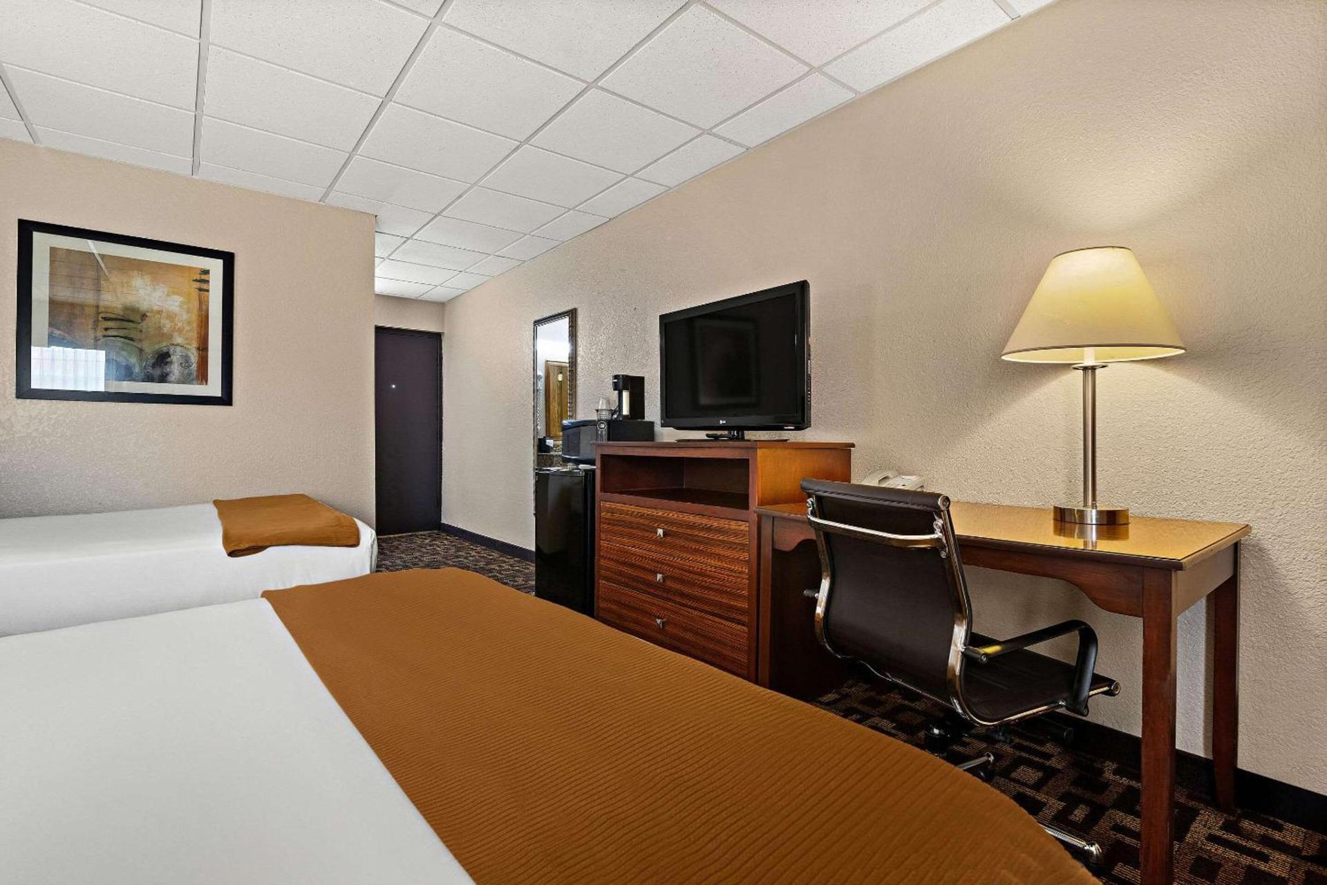 Rodeway Inn McPherson East photo 25