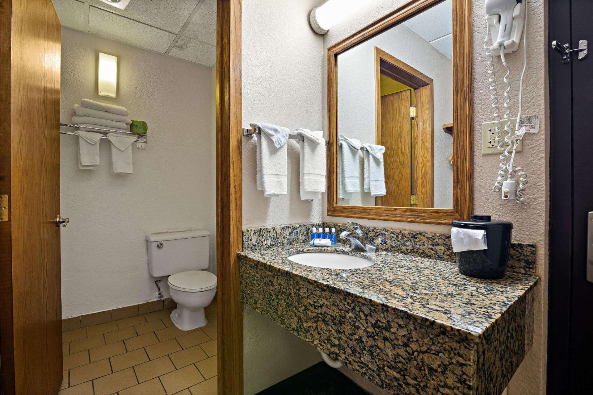 Rodeway Inn McPherson East photo 26