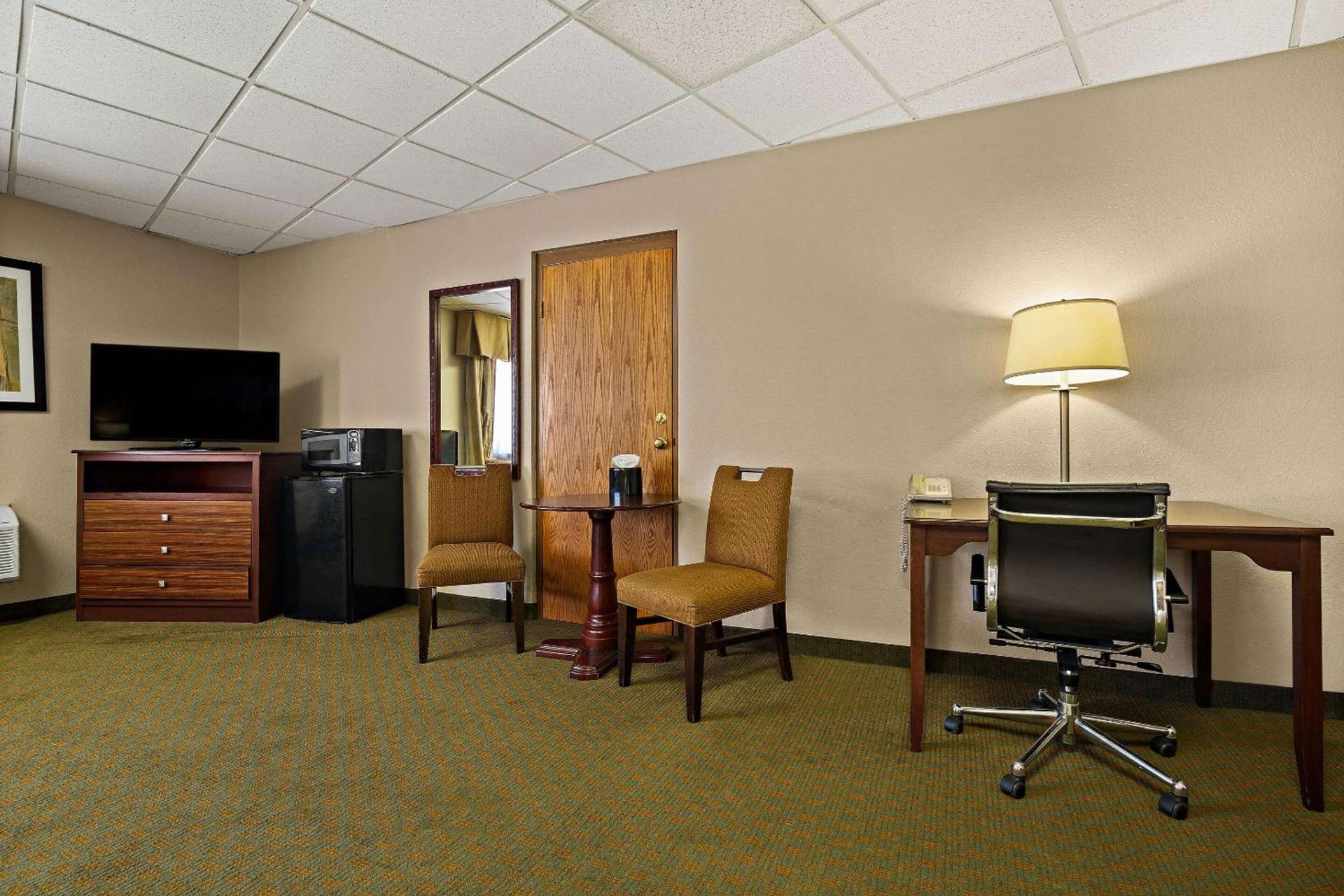 Rodeway Inn McPherson East photo 29