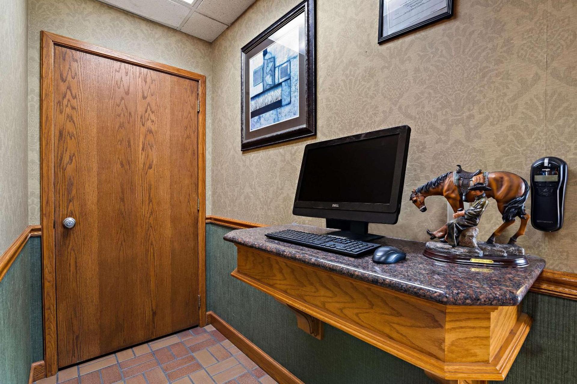 Rodeway Inn McPherson East photo 32