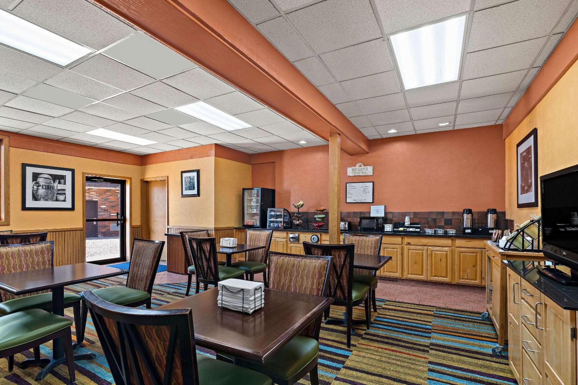 Rodeway Inn McPherson East photo 33