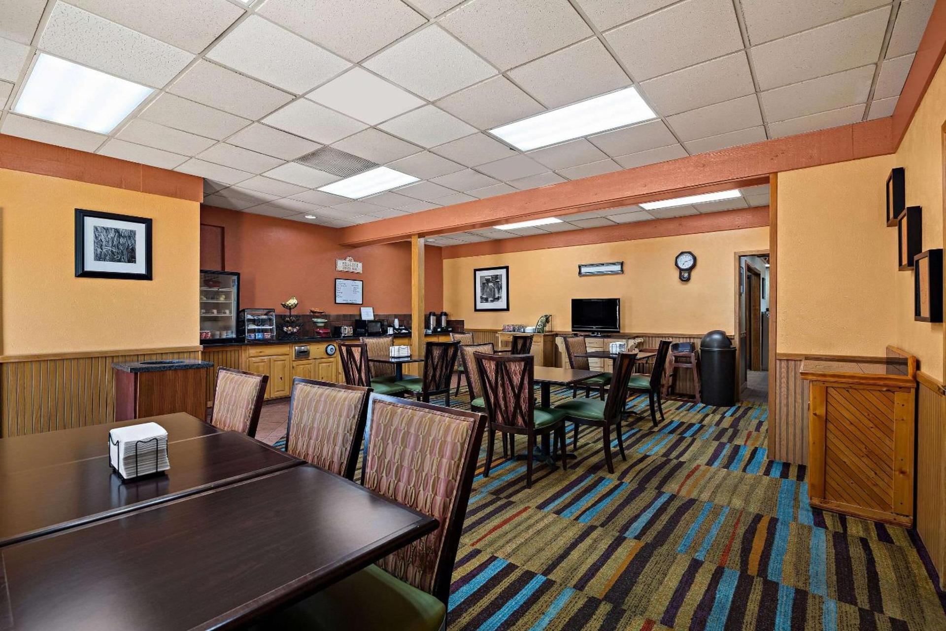 Rodeway Inn McPherson East photo 35