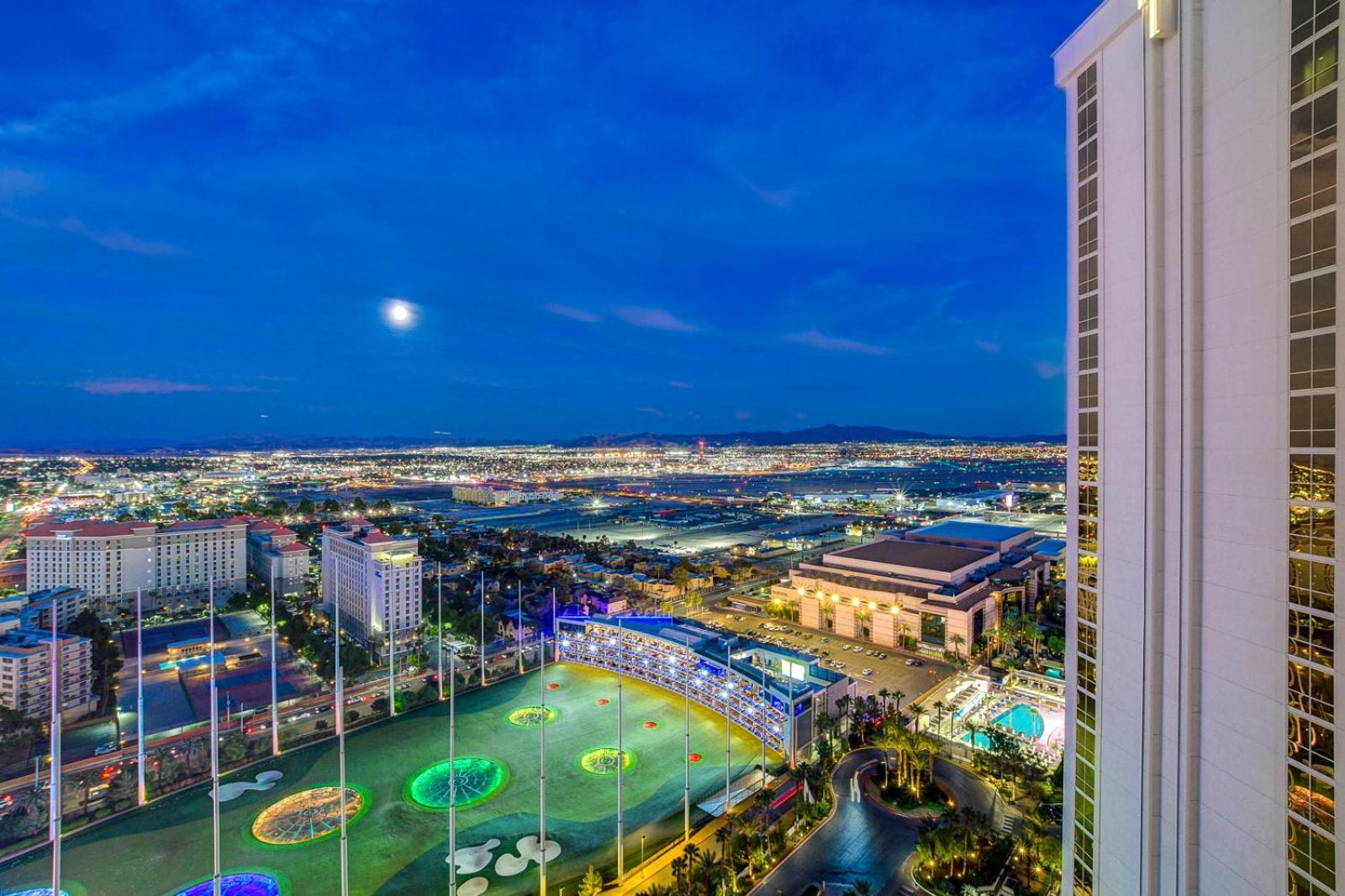 LUXE 702 MGM Signature with Balcony photo 64