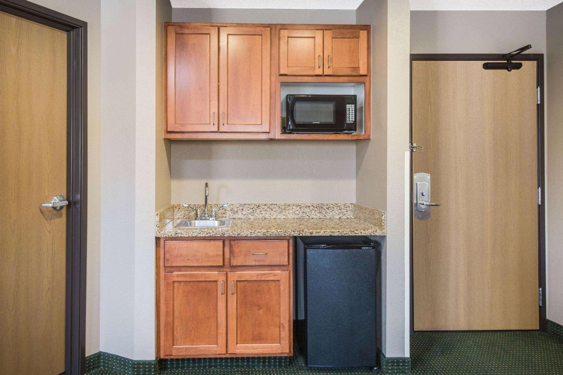 Super 8 by Wyndham Clearfield photo 13