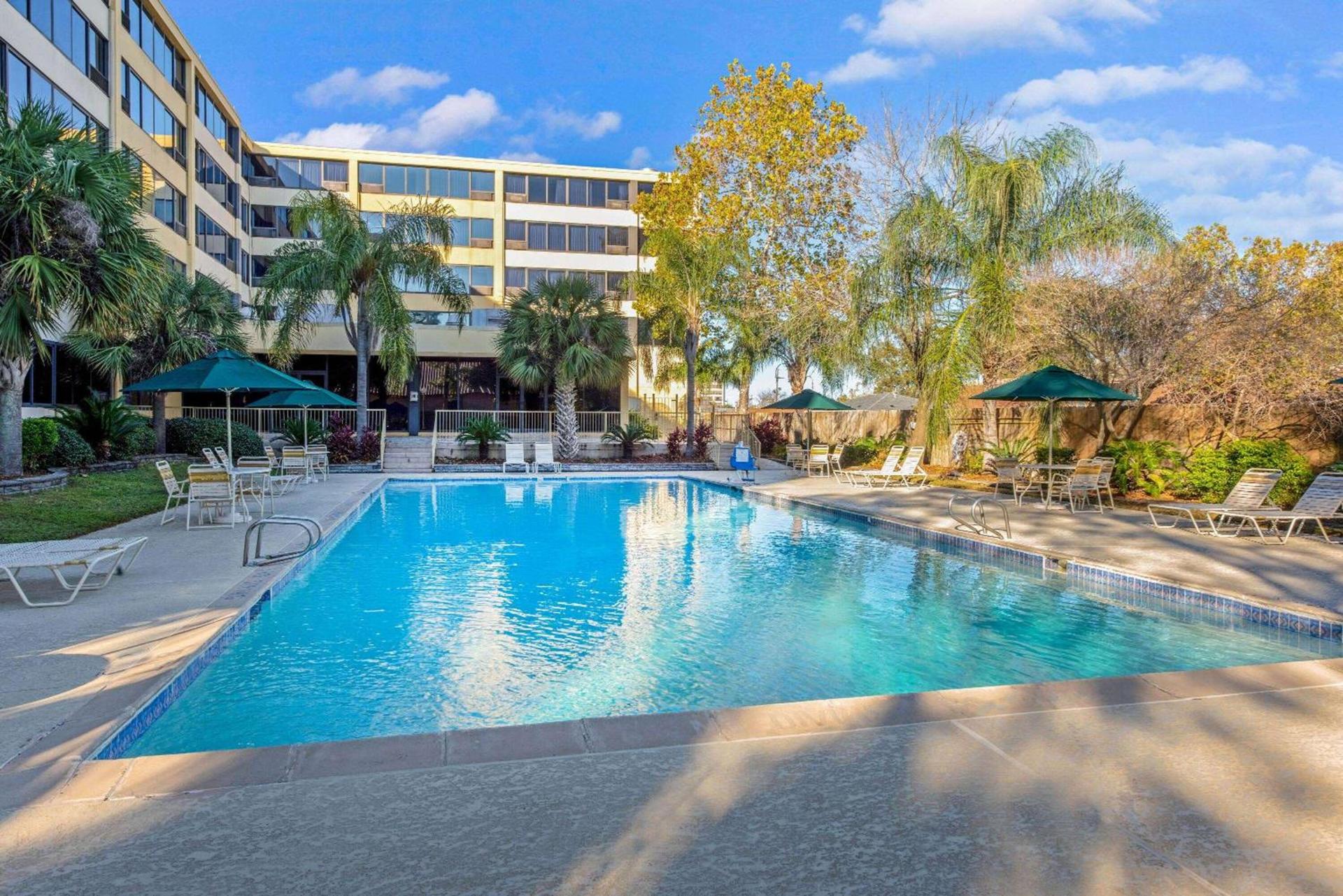 La Quinta Inn & Suites by Wyndham New Orleans Airport photo 4