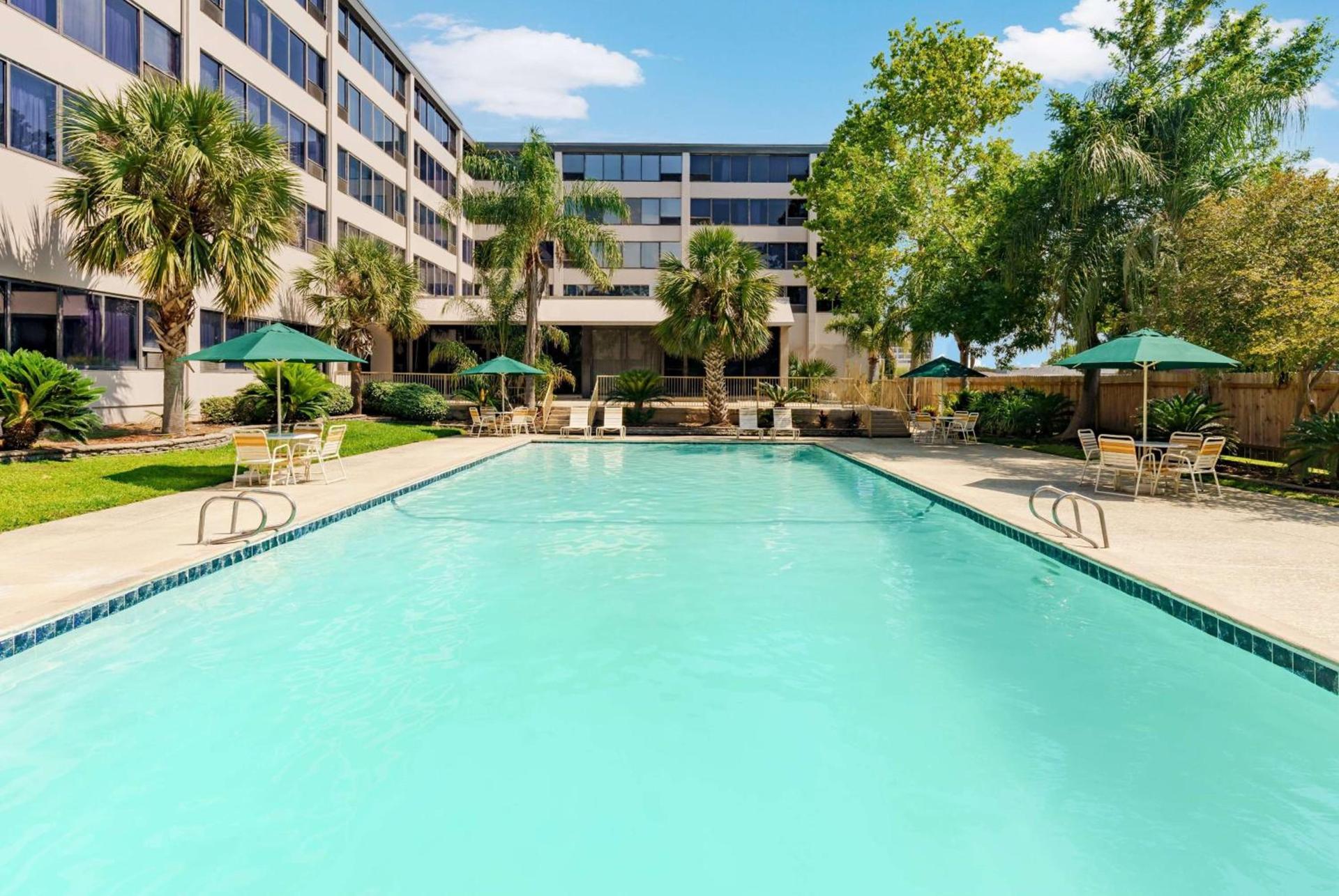 La Quinta Inn & Suites by Wyndham New Orleans Airport photo 5