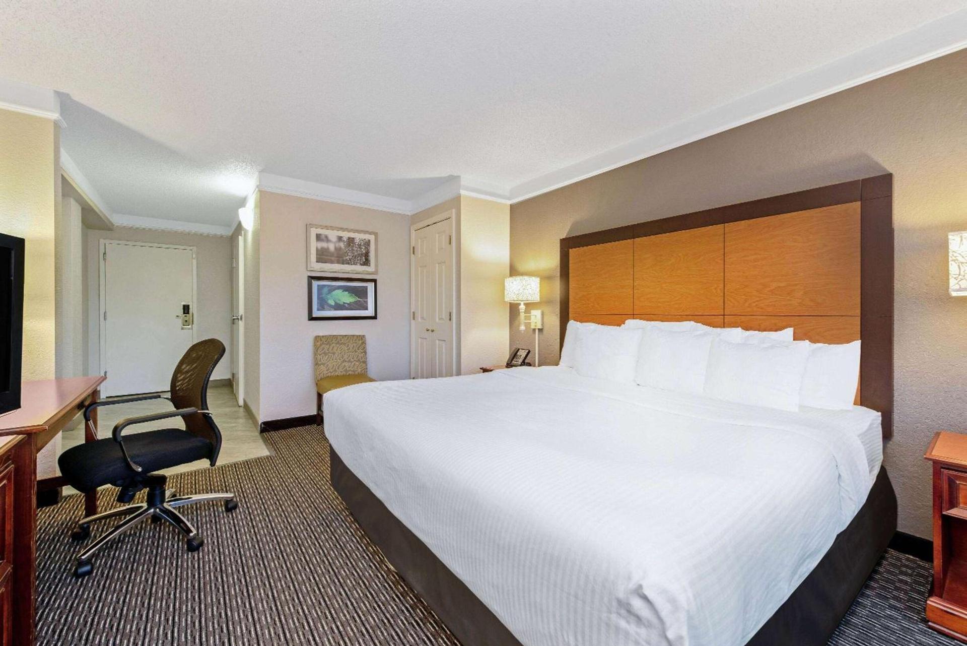 La Quinta Inn & Suites by Wyndham New Orleans Airport photo 15