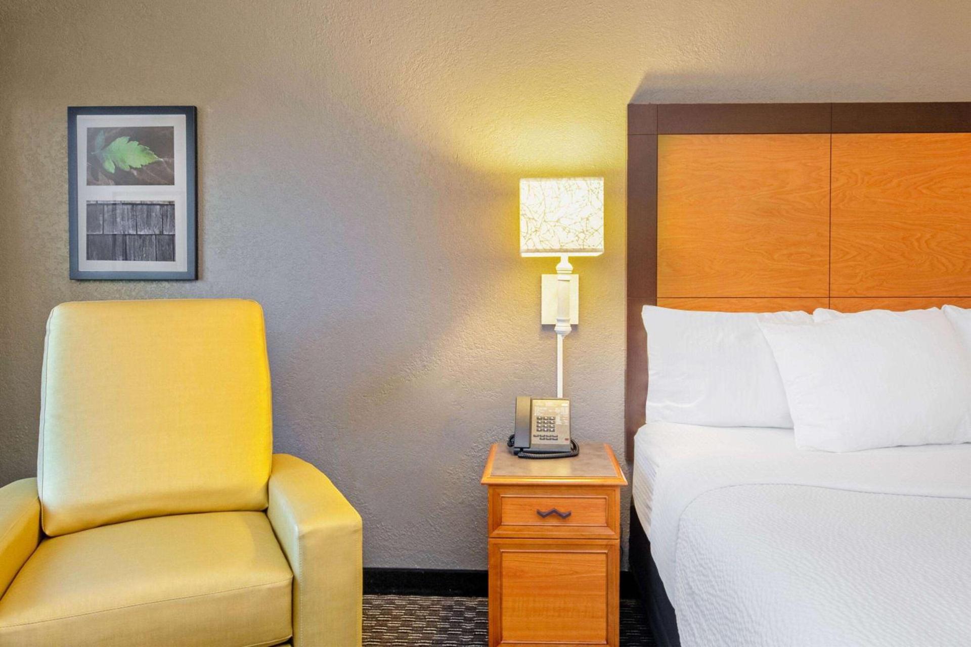 La Quinta Inn & Suites by Wyndham New Orleans Airport photo 21