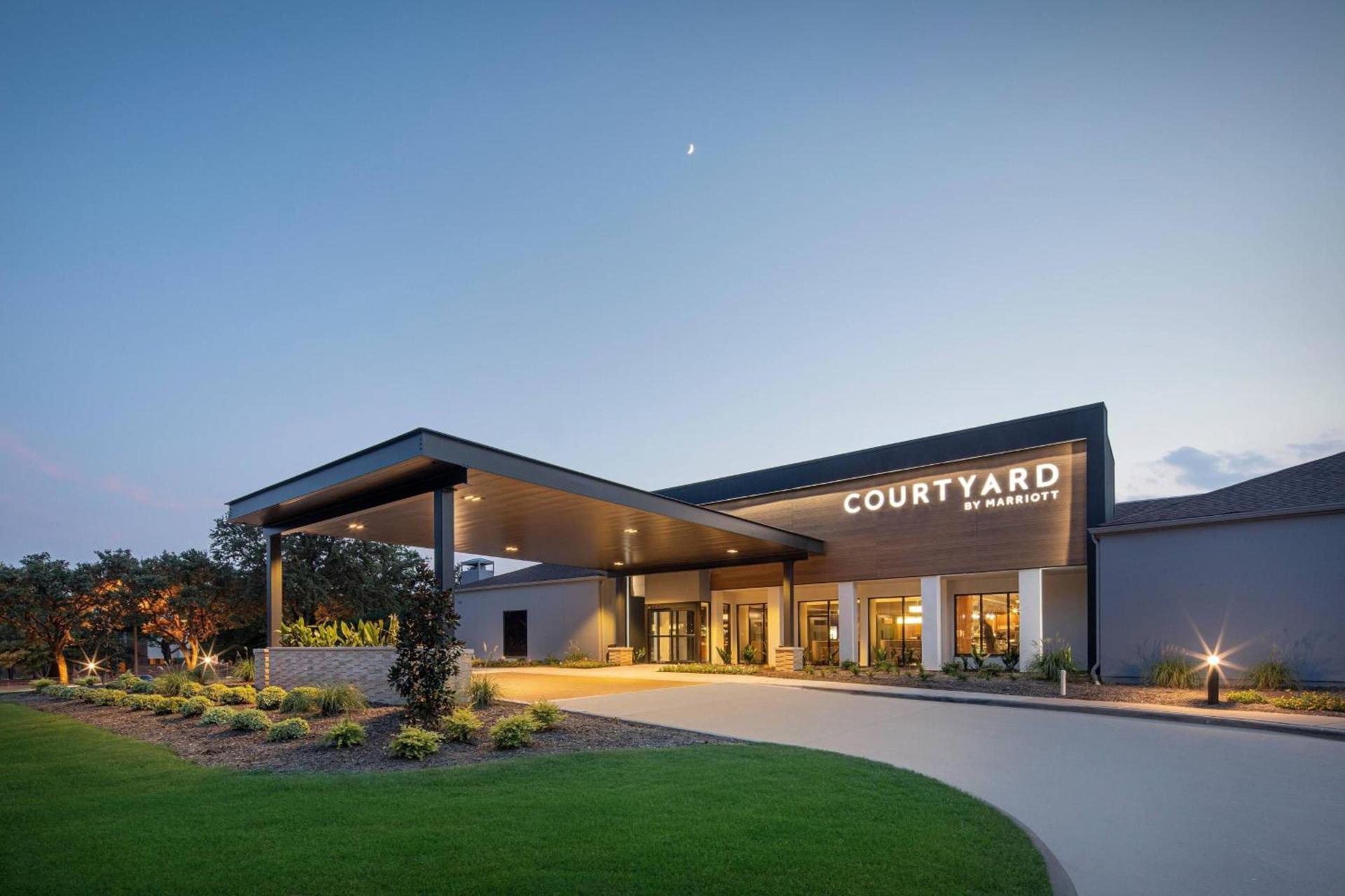 Courtyard Dallas Addison Midway — hotel in Addison