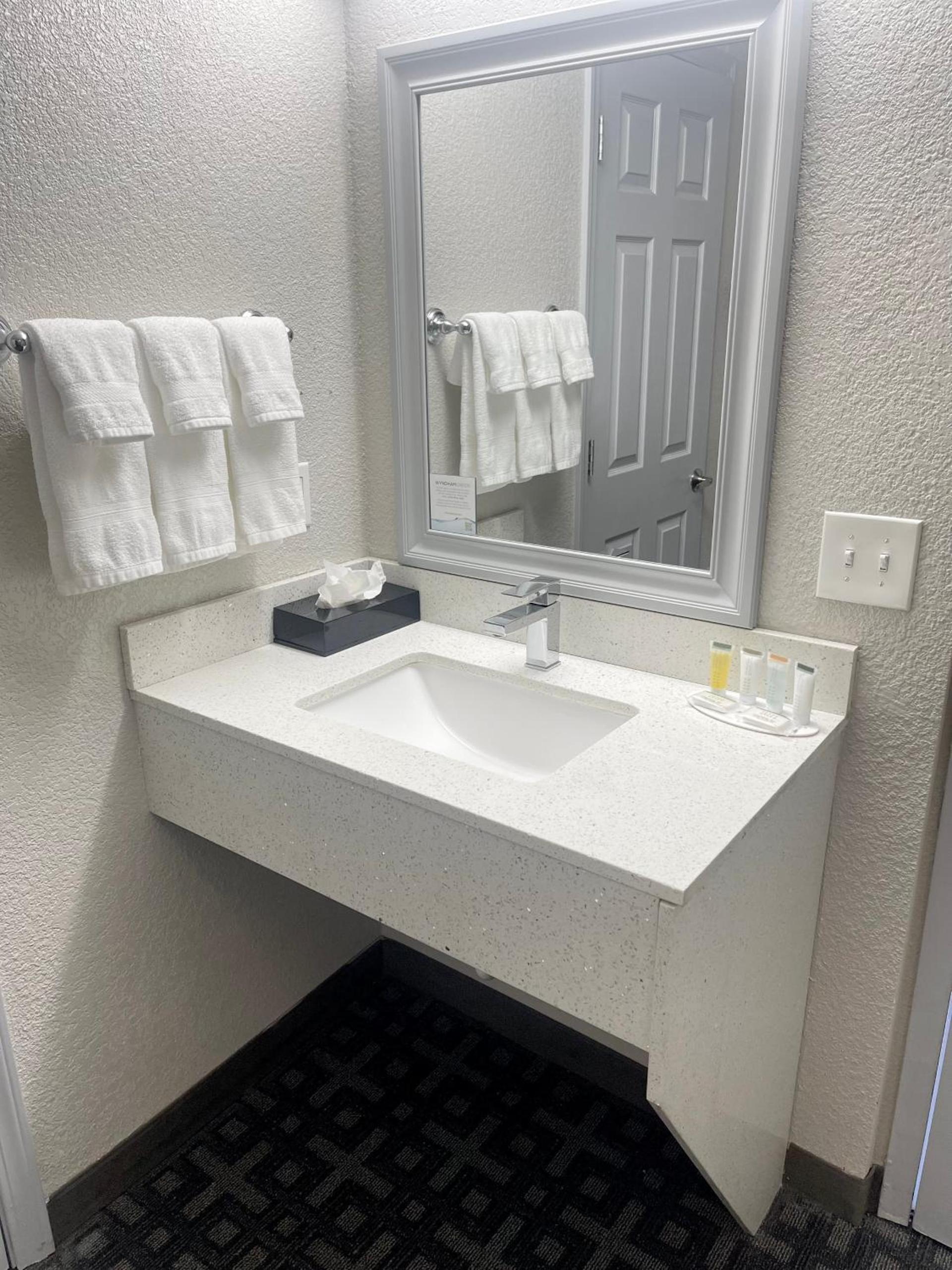 Days Inn & Suites by Wyndham Spokane photo 36
