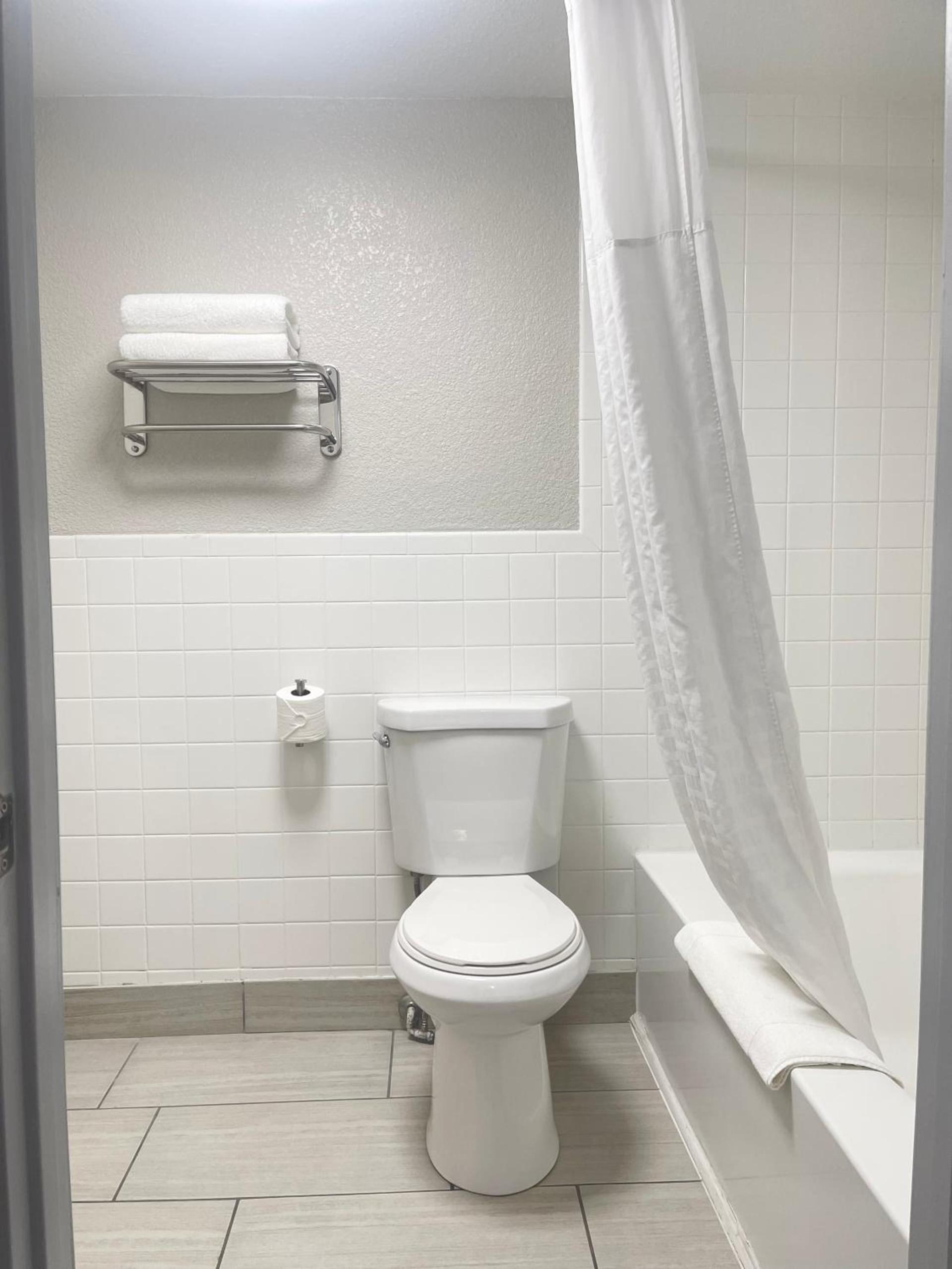 Days Inn & Suites by Wyndham Spokane photo 37