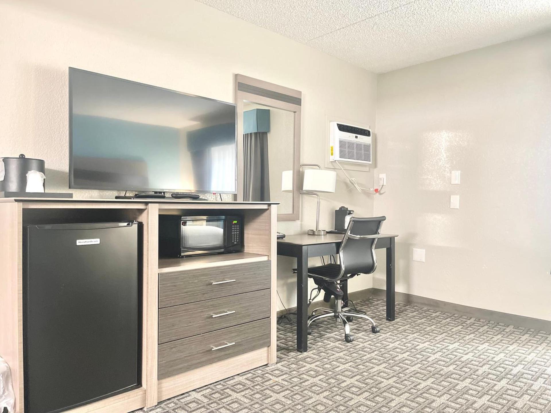 Days Inn & Suites by Wyndham Spokane photo 38