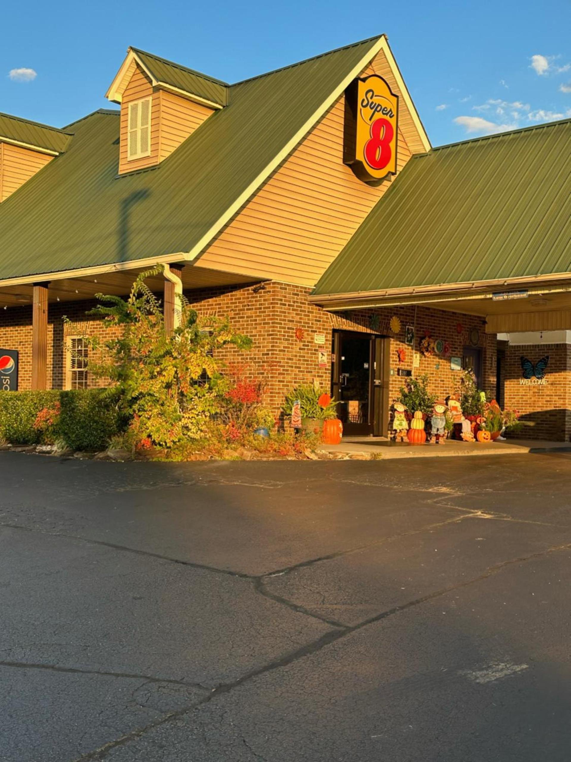 Super 8 by Wyndham Kingston photo 13