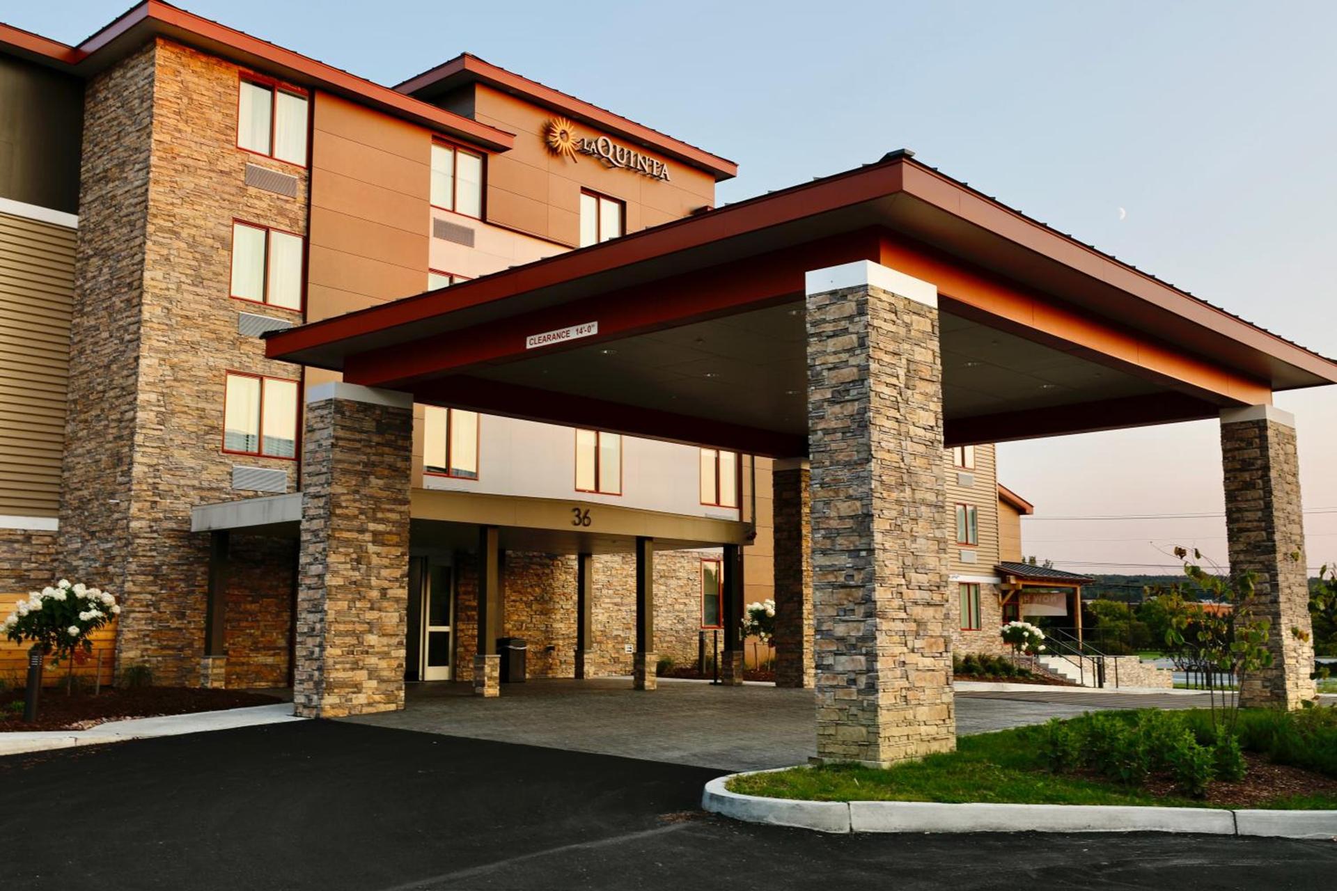 La Quinta Inn & Suites by Wyndham Williston Burlington photo 5