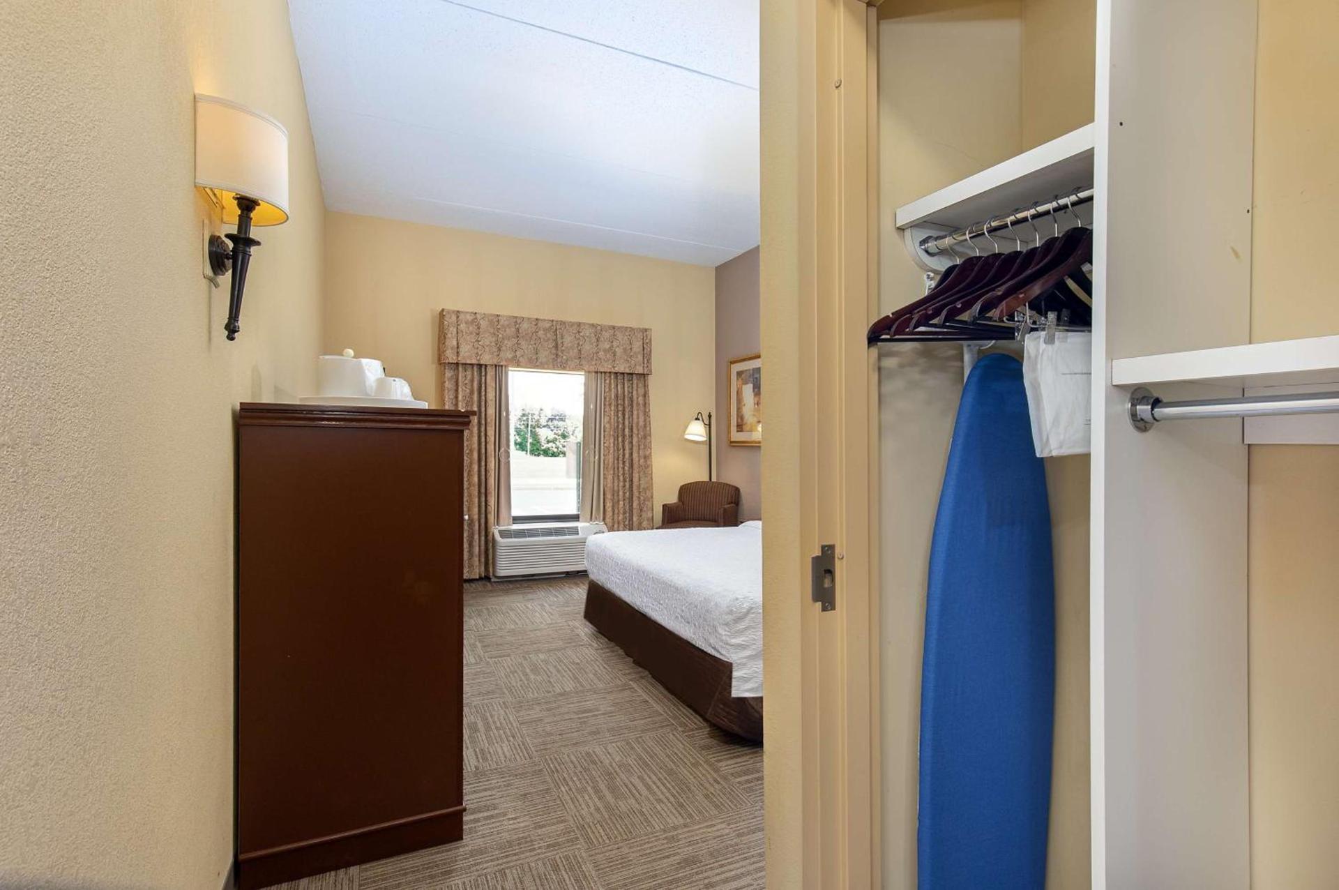 Hampton Inn & Suites Madisonville photo 25