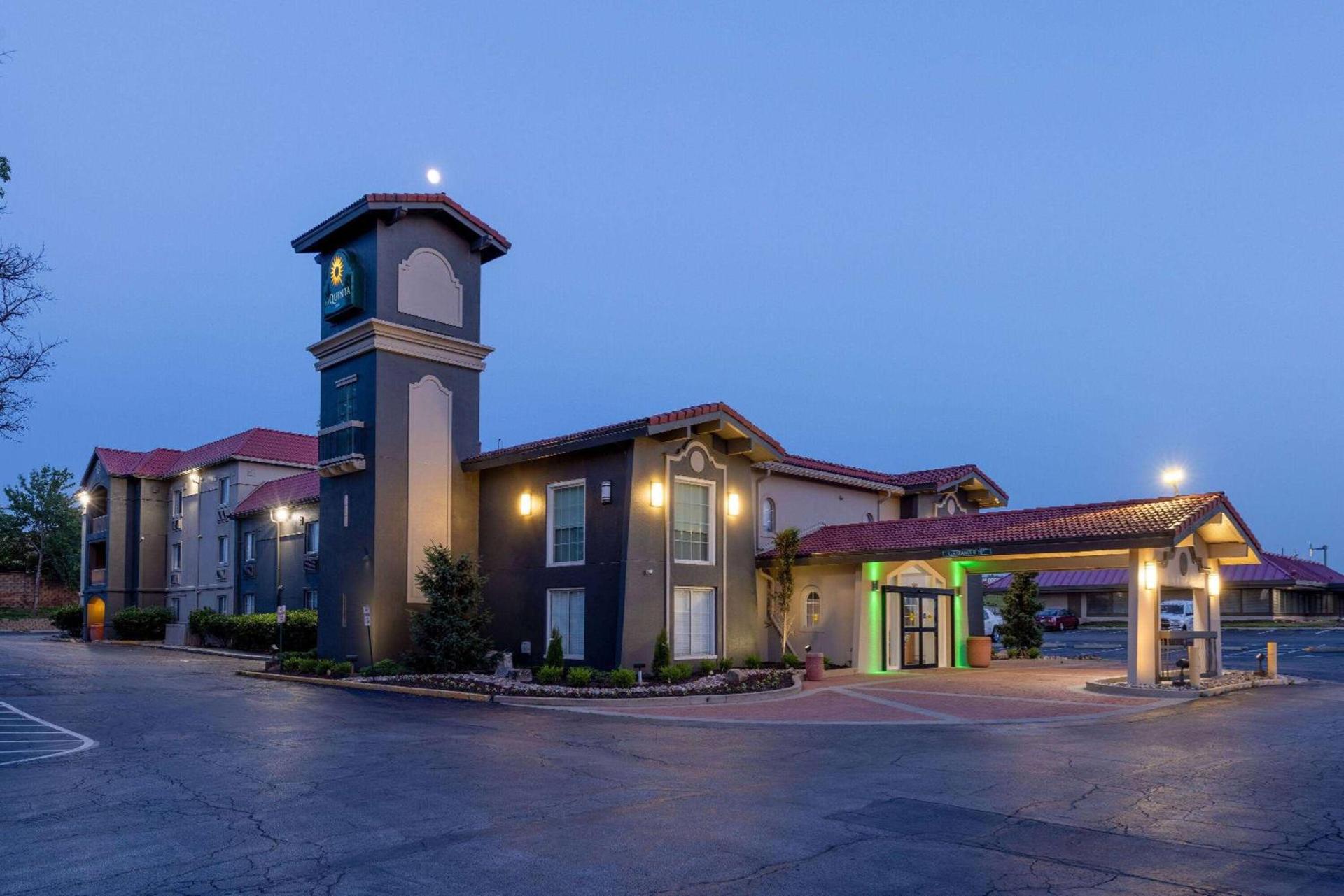 La Quinta Inn by Wyndham Kansas City Lenexa photo 2