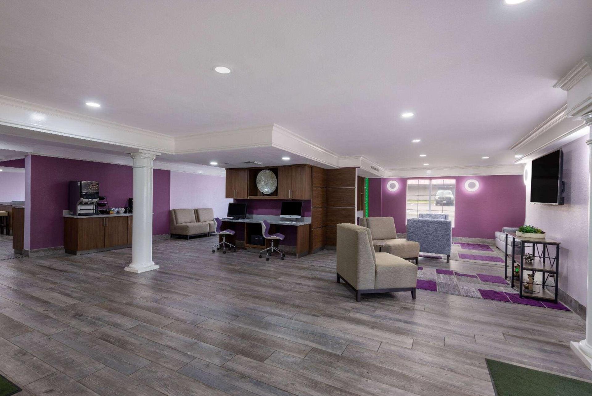 La Quinta Inn by Wyndham Kansas City Lenexa photo 3