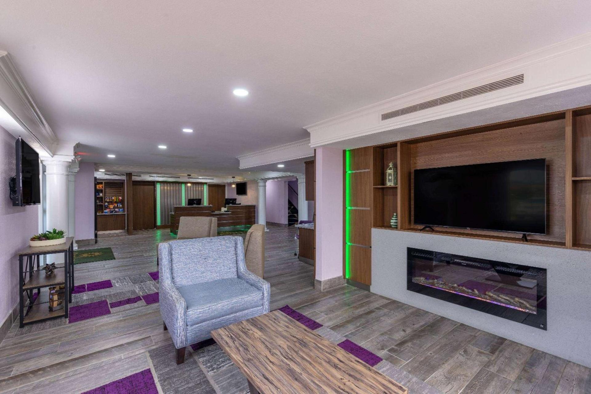 La Quinta Inn by Wyndham Kansas City Lenexa photo 4