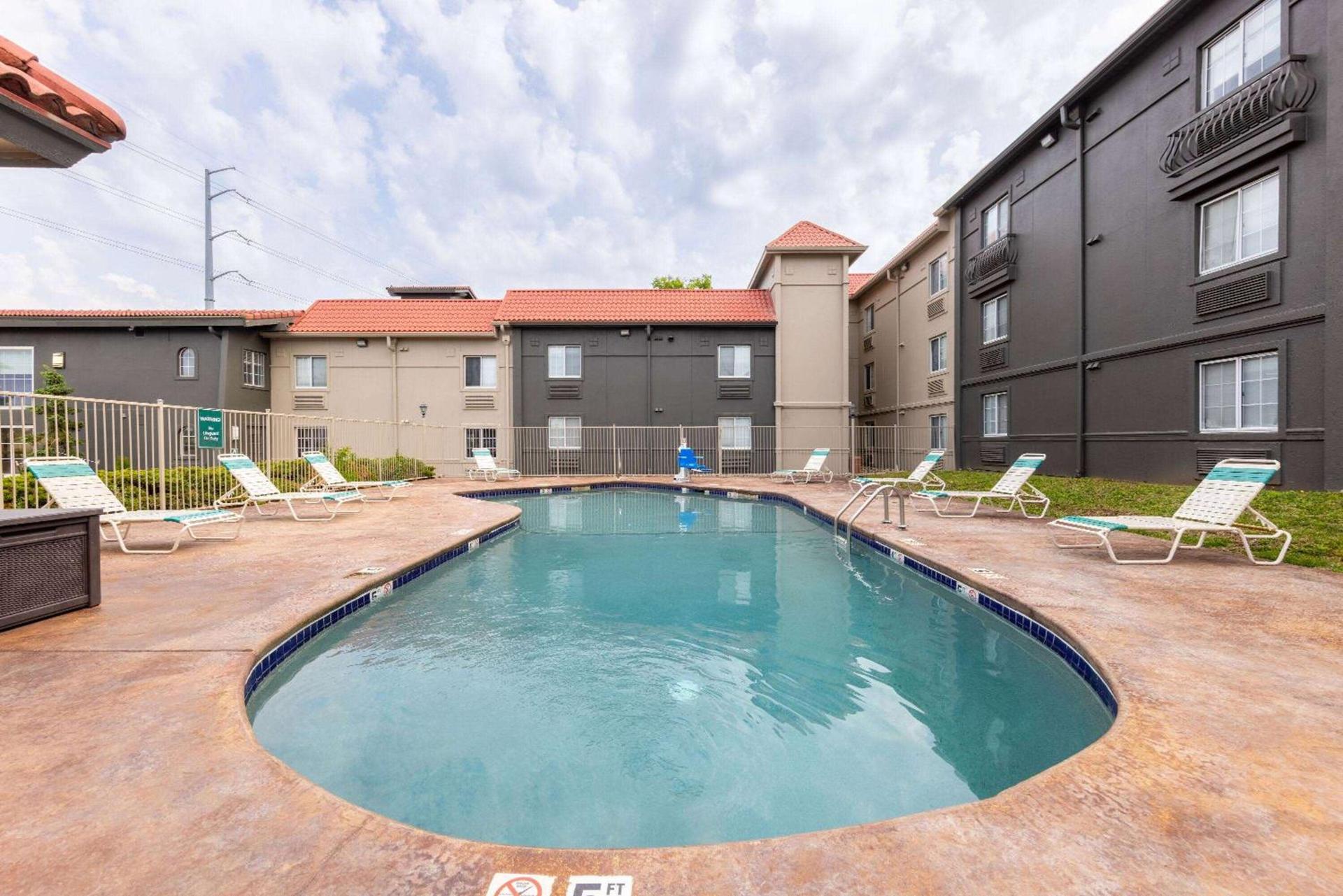 La Quinta Inn by Wyndham Kansas City Lenexa photo 6