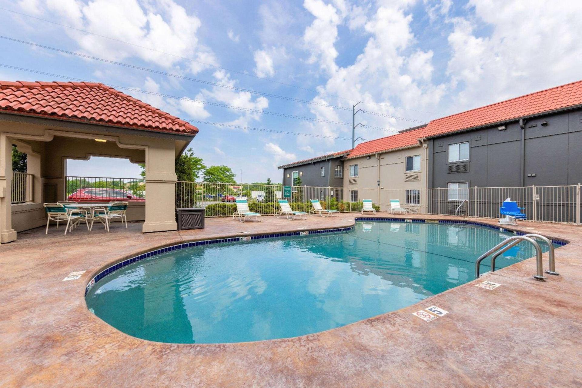 La Quinta Inn by Wyndham Kansas City Lenexa photo 7